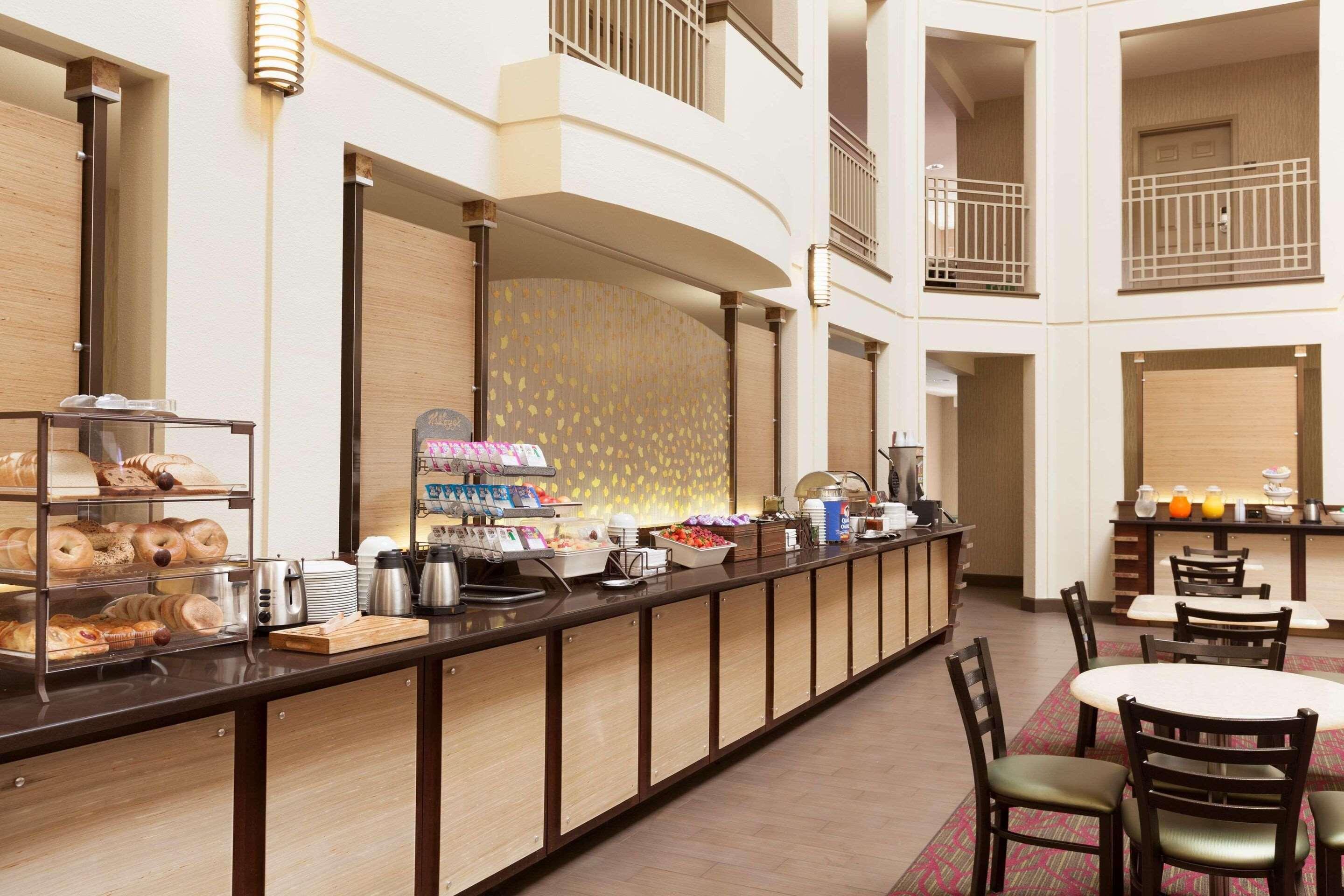 Restaurant Country Inn & Suites, San Carlos, CA