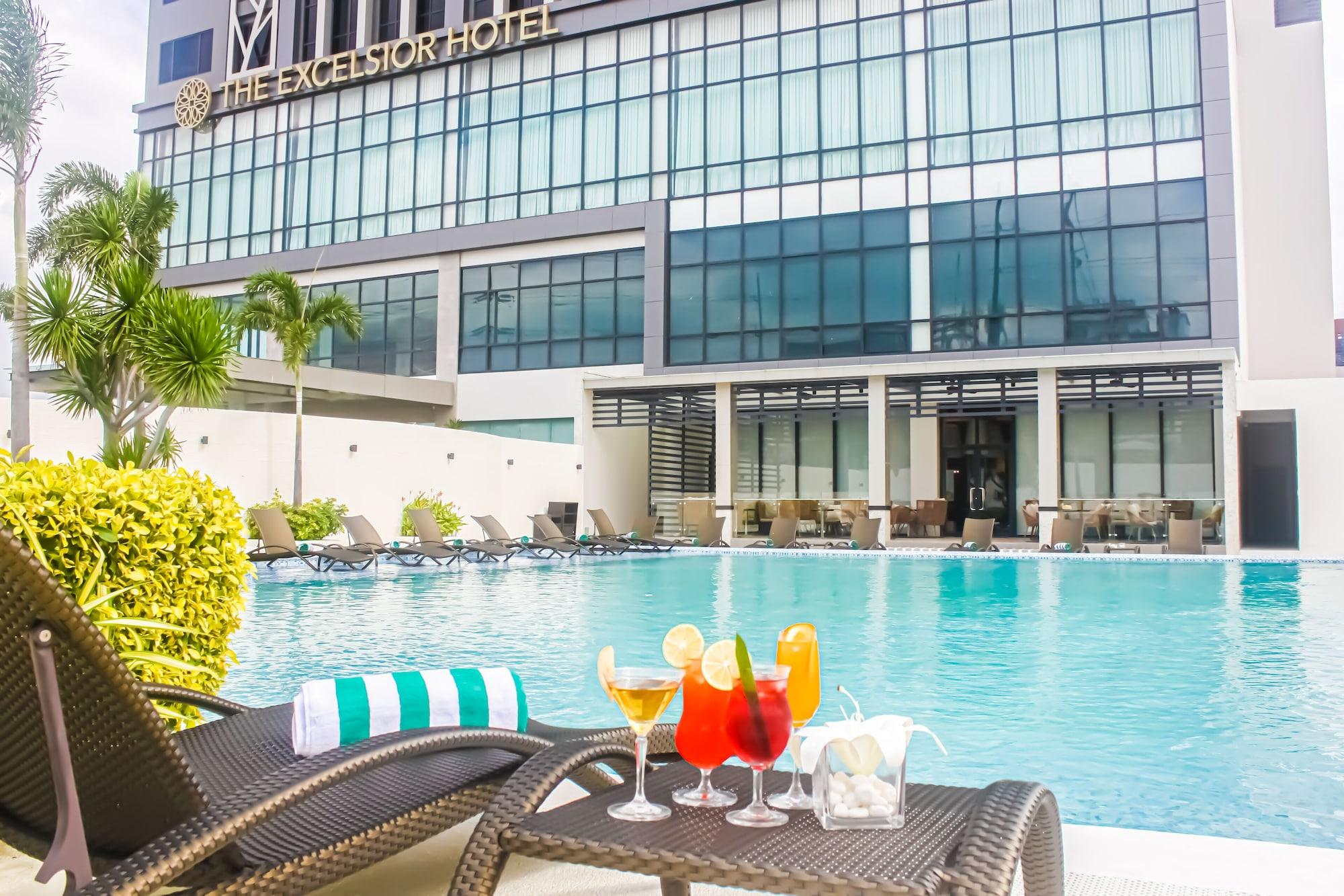 Vista Piscina The Excelsior Hotel