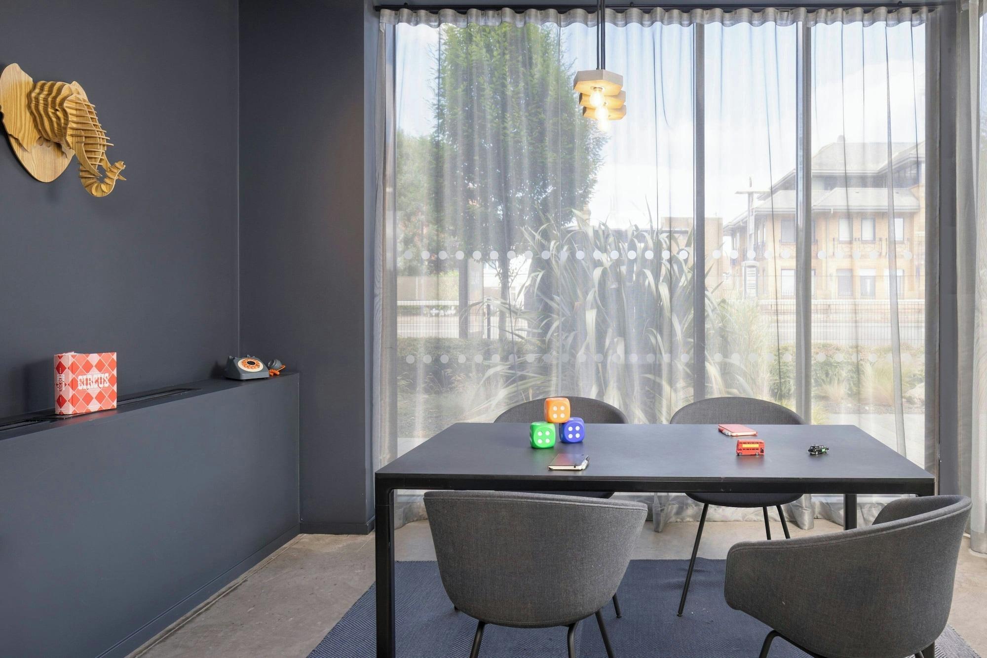 Sala de Reuniones MOXY London Heathrow Airport