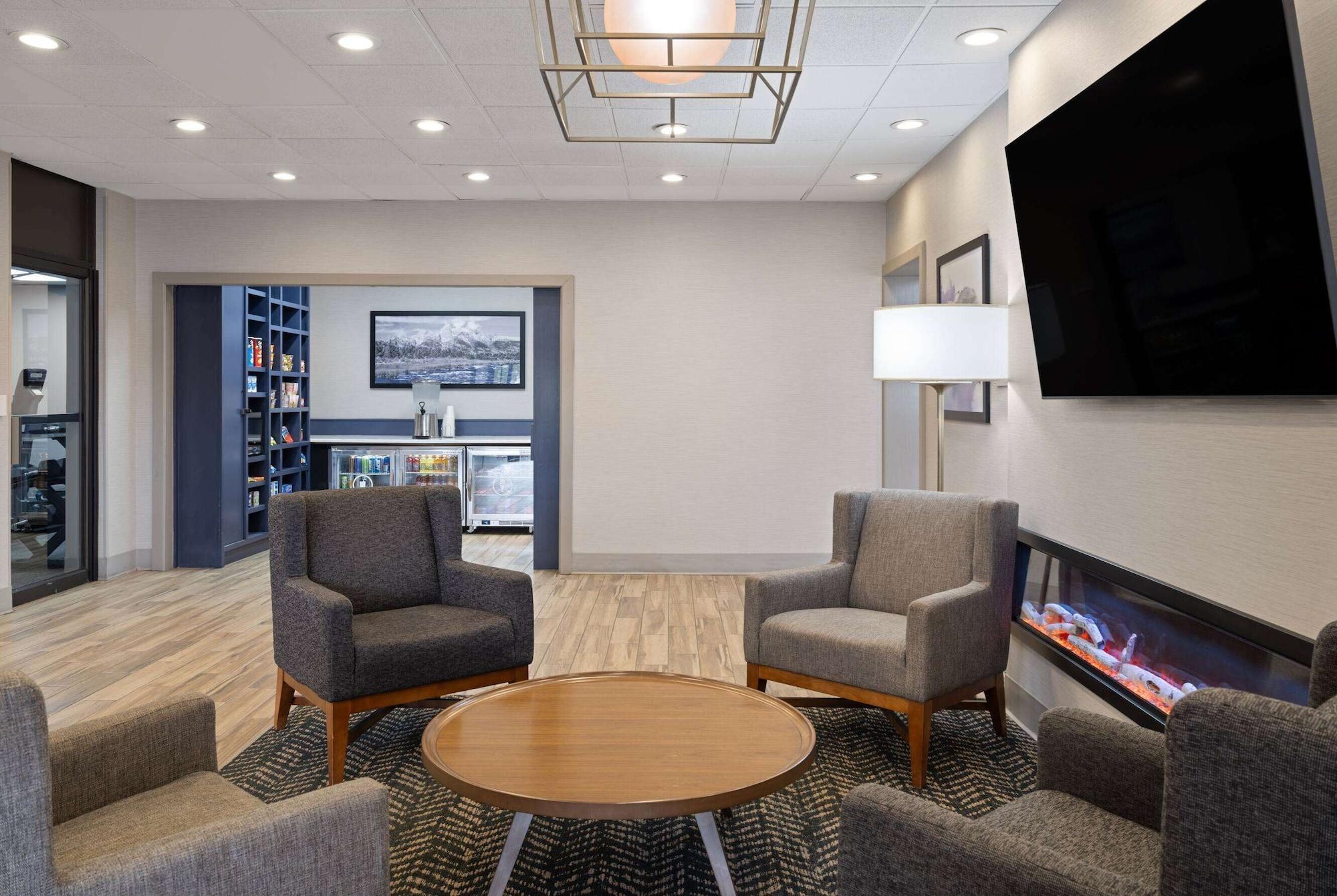 Vista Lobby AmericInn by Wyndham Casper Event Center Area