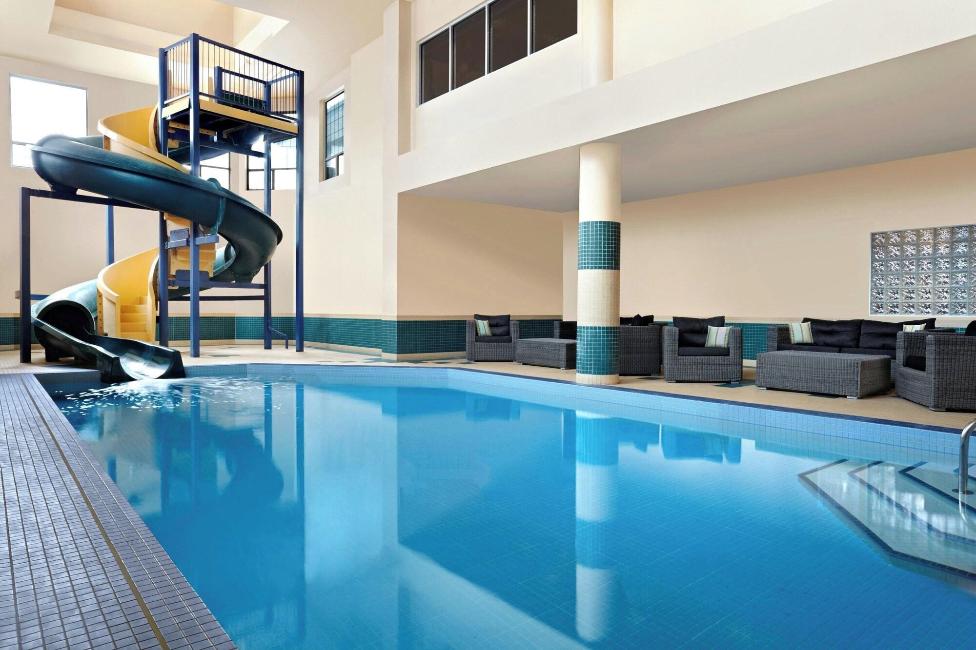 Vista Piscina Four Points by Sheraton Hotel & Suites Calgary West