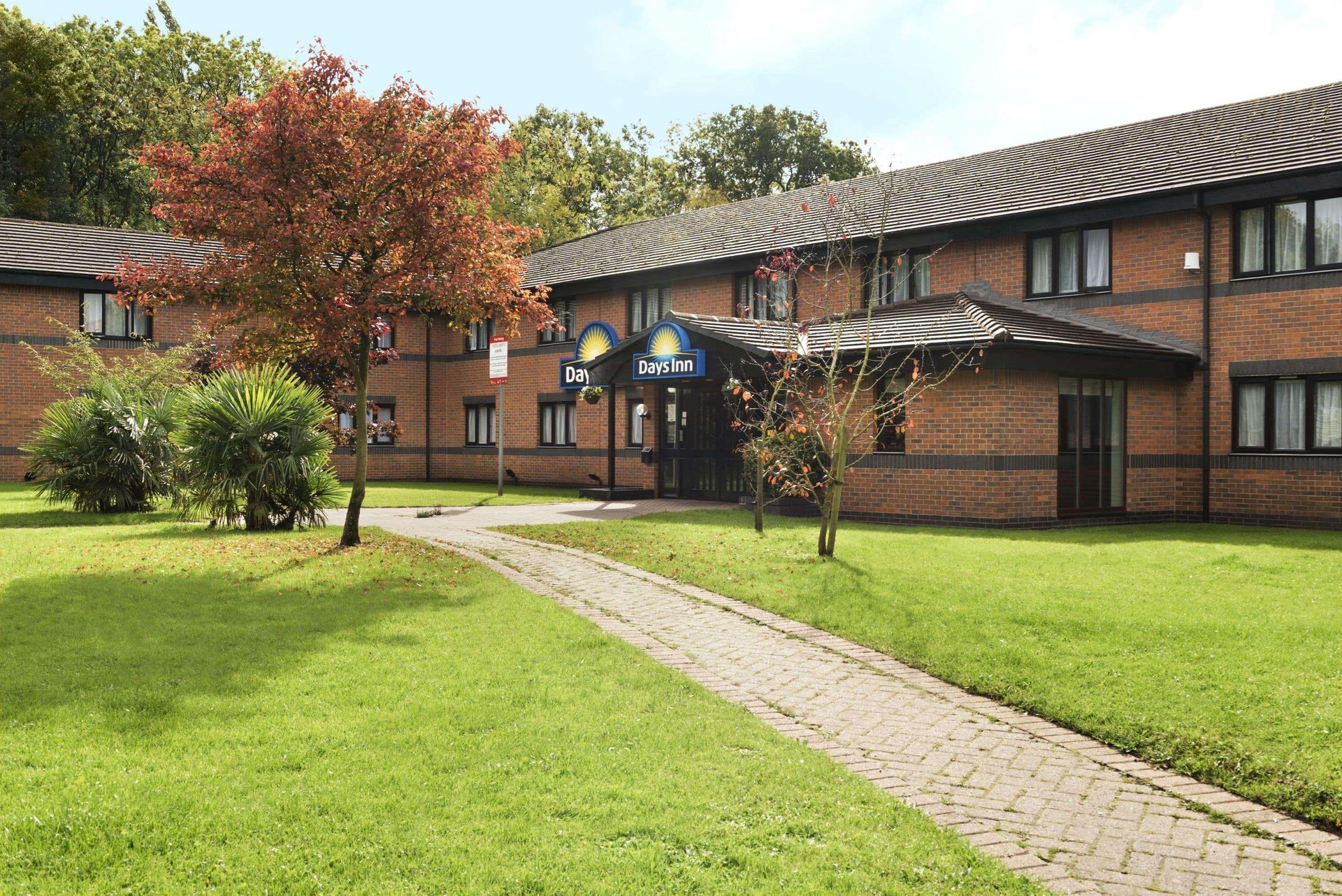 Vista Exterior Days Inn by Wyndham Warwick North M40
