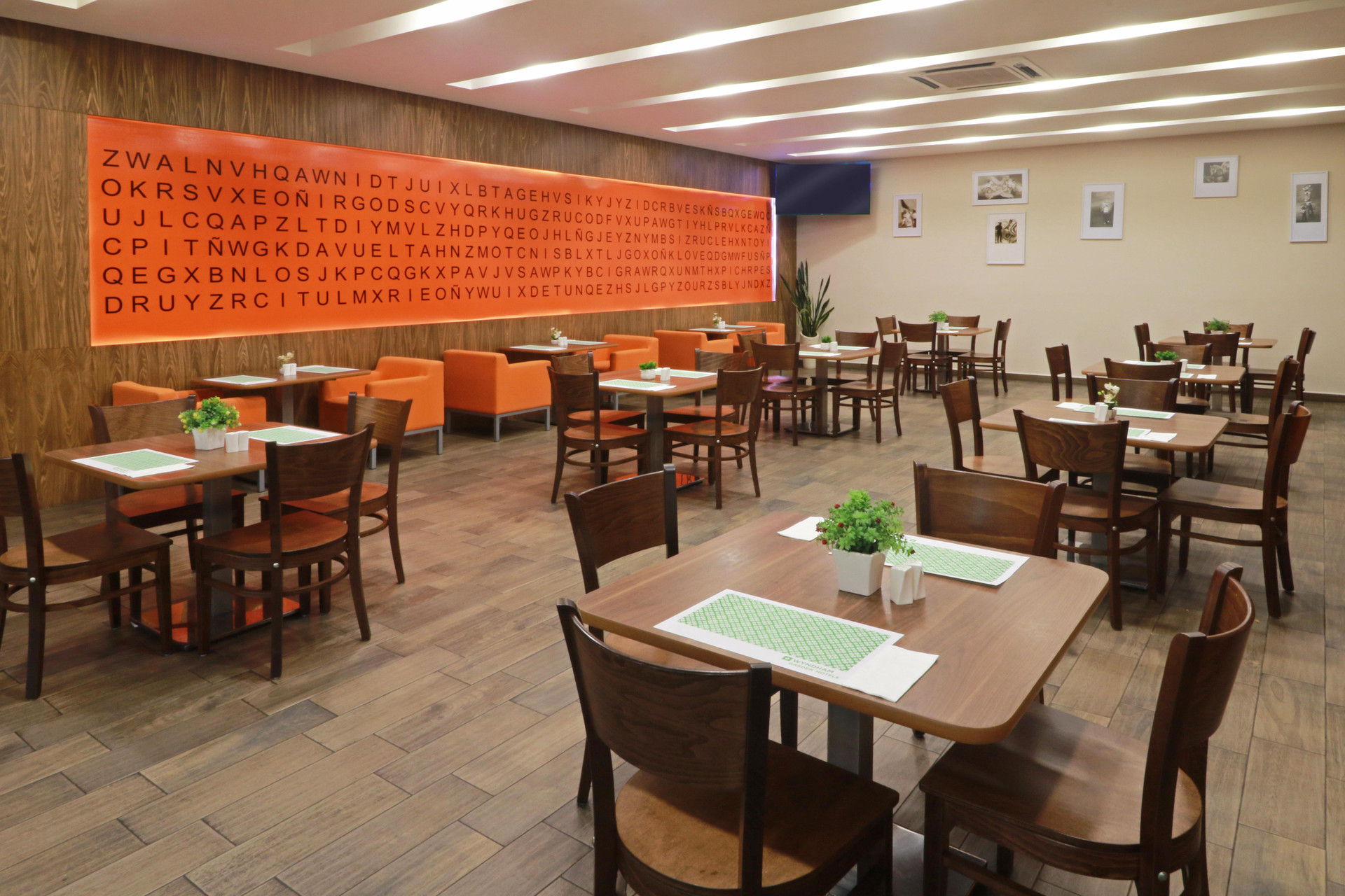 Restaurant Wyndham Garden Guadalajara Acueducto