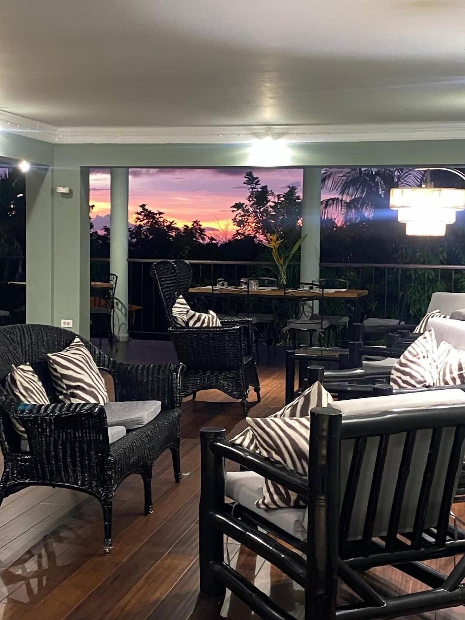 Vista Lobby LF Jungle Retreat
