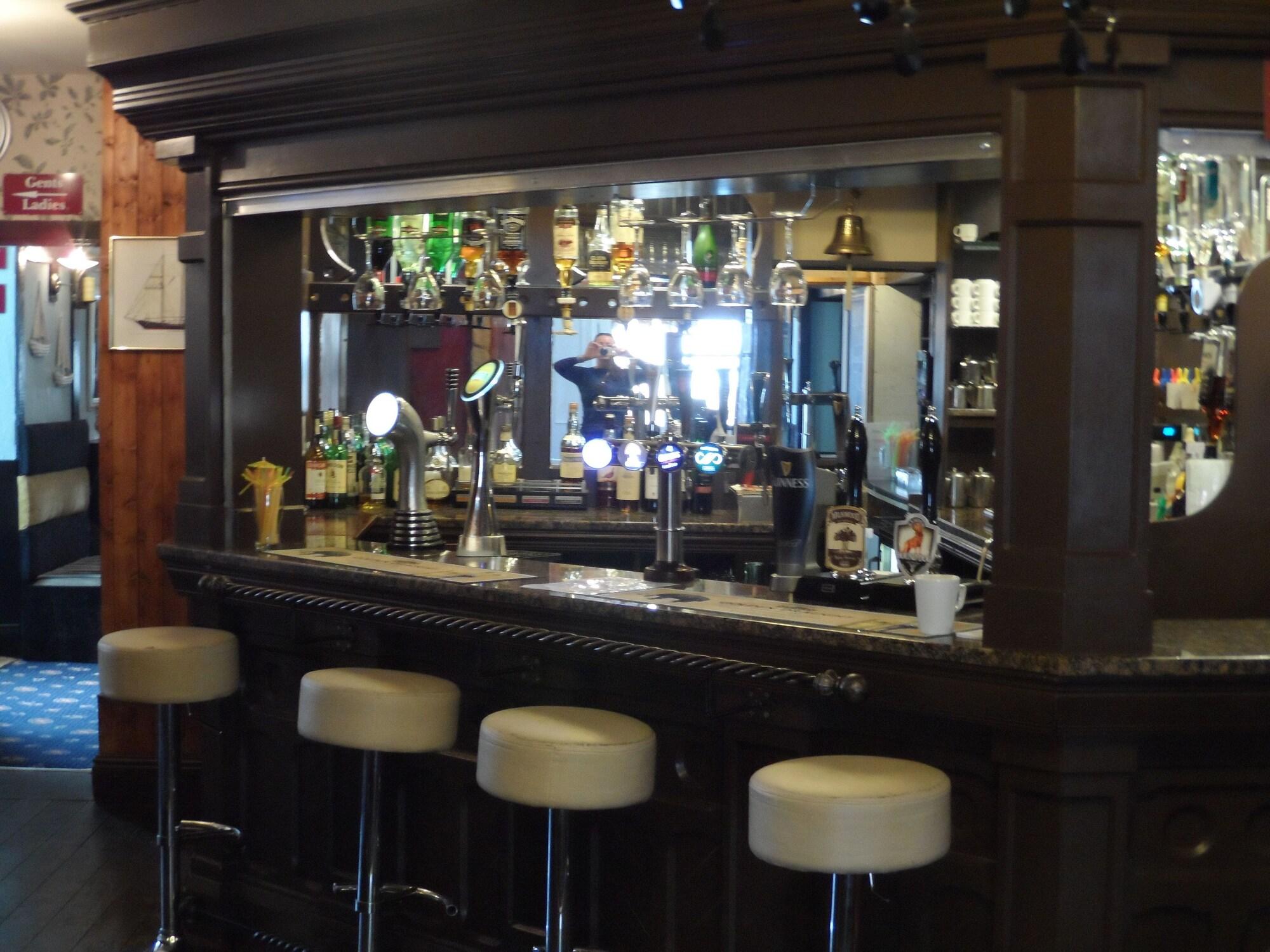 Bar/Salón Schooner Hotel