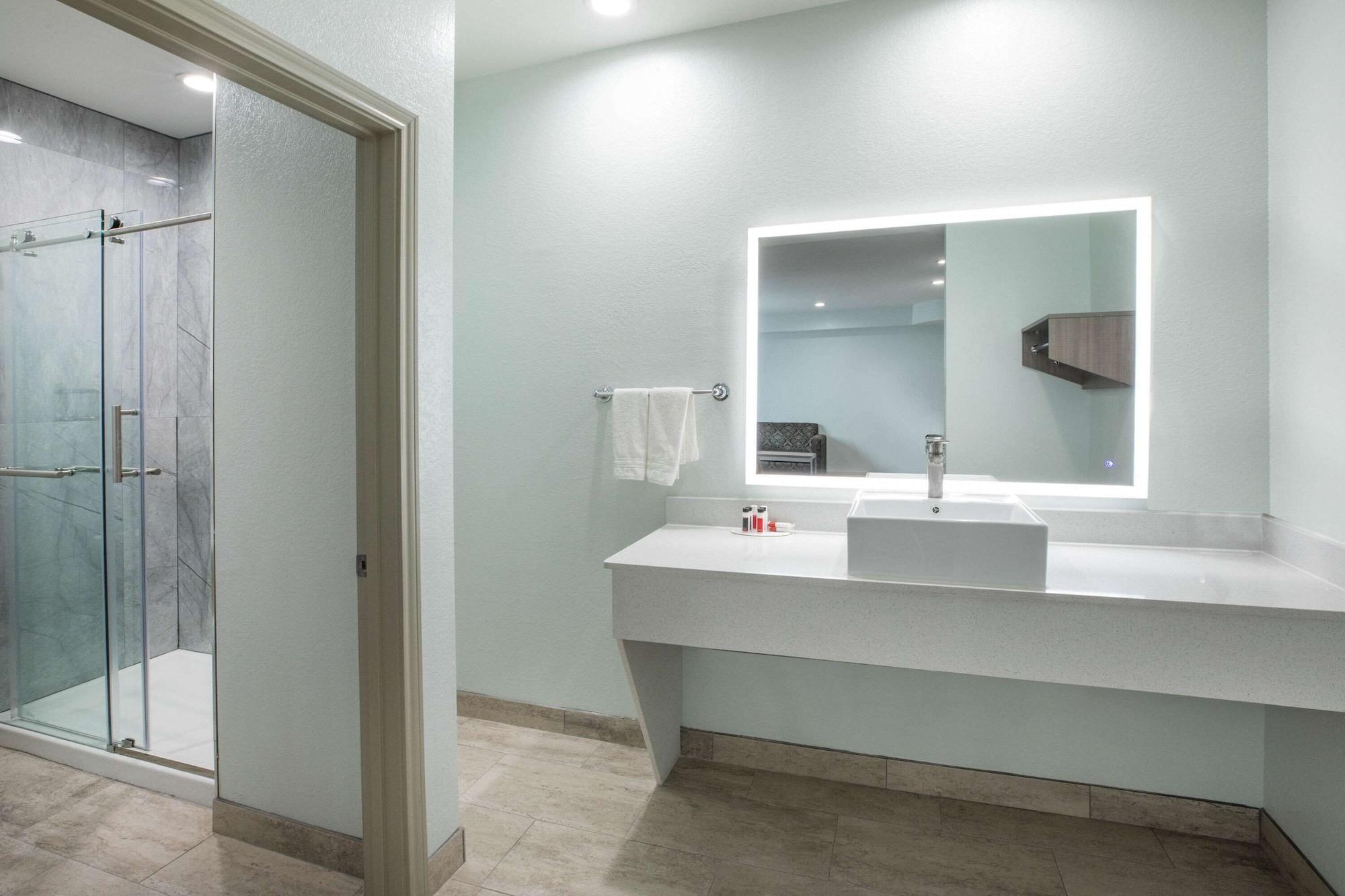 Equipamiento de Habitación Super 8 by Wyndham Humble/Fallcreek/Houston