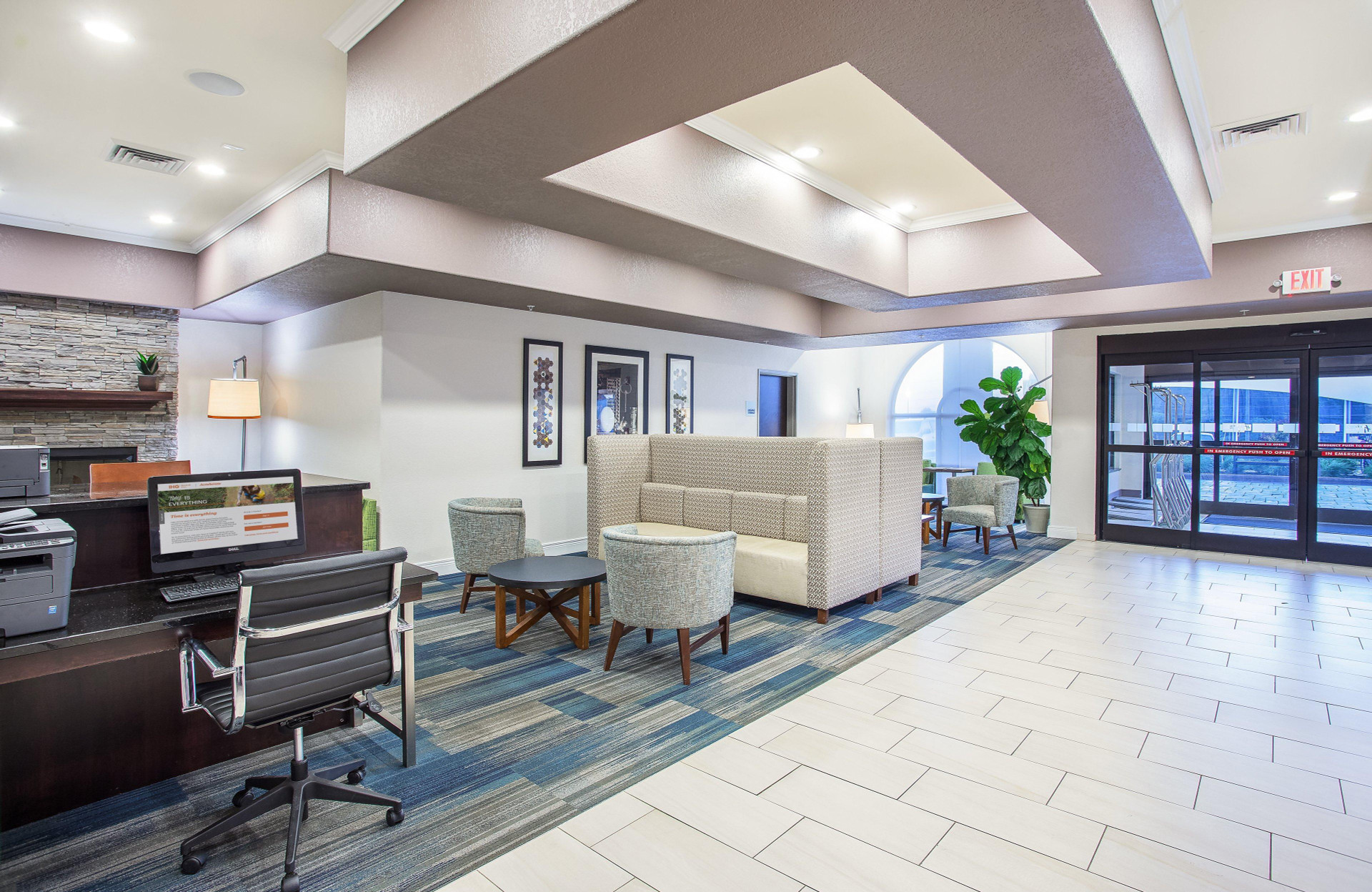 Vista Lobby Holiday Inn Express & Suites Glasgow by IHG