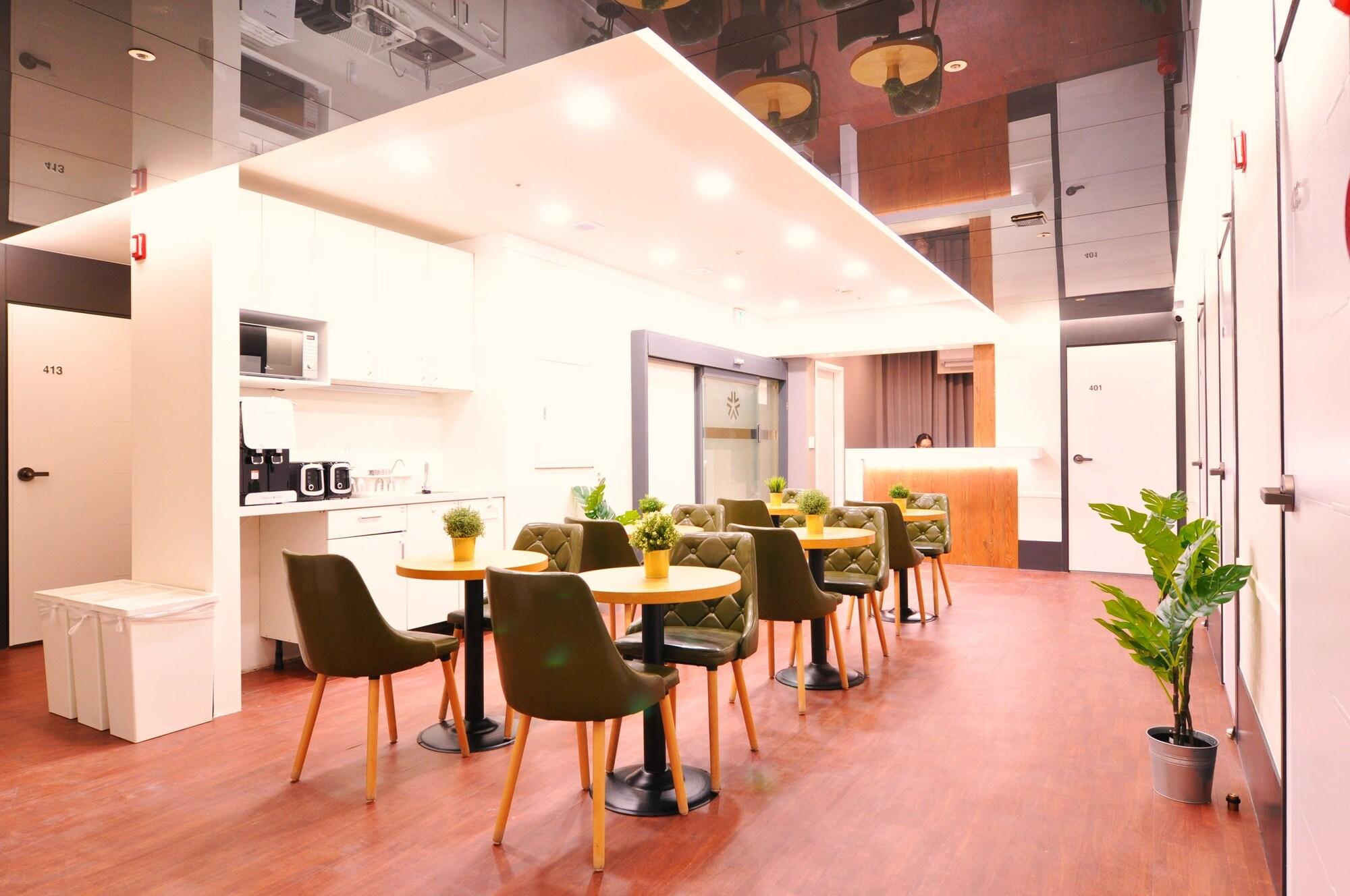 Vista Lobby OYO Hostel Myeongdong 3
