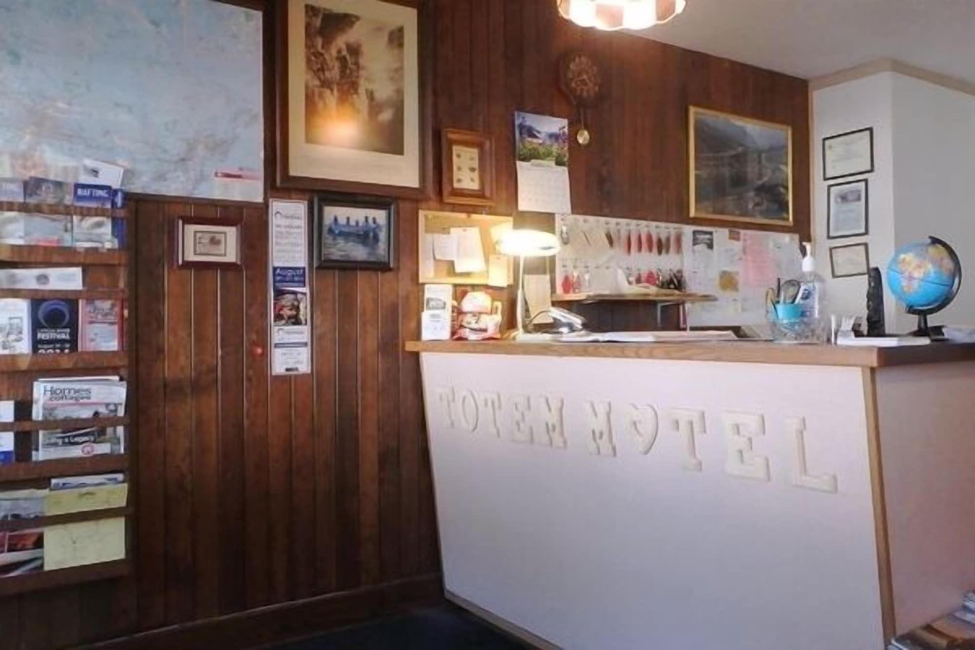 Vista Lobby Totem Motel