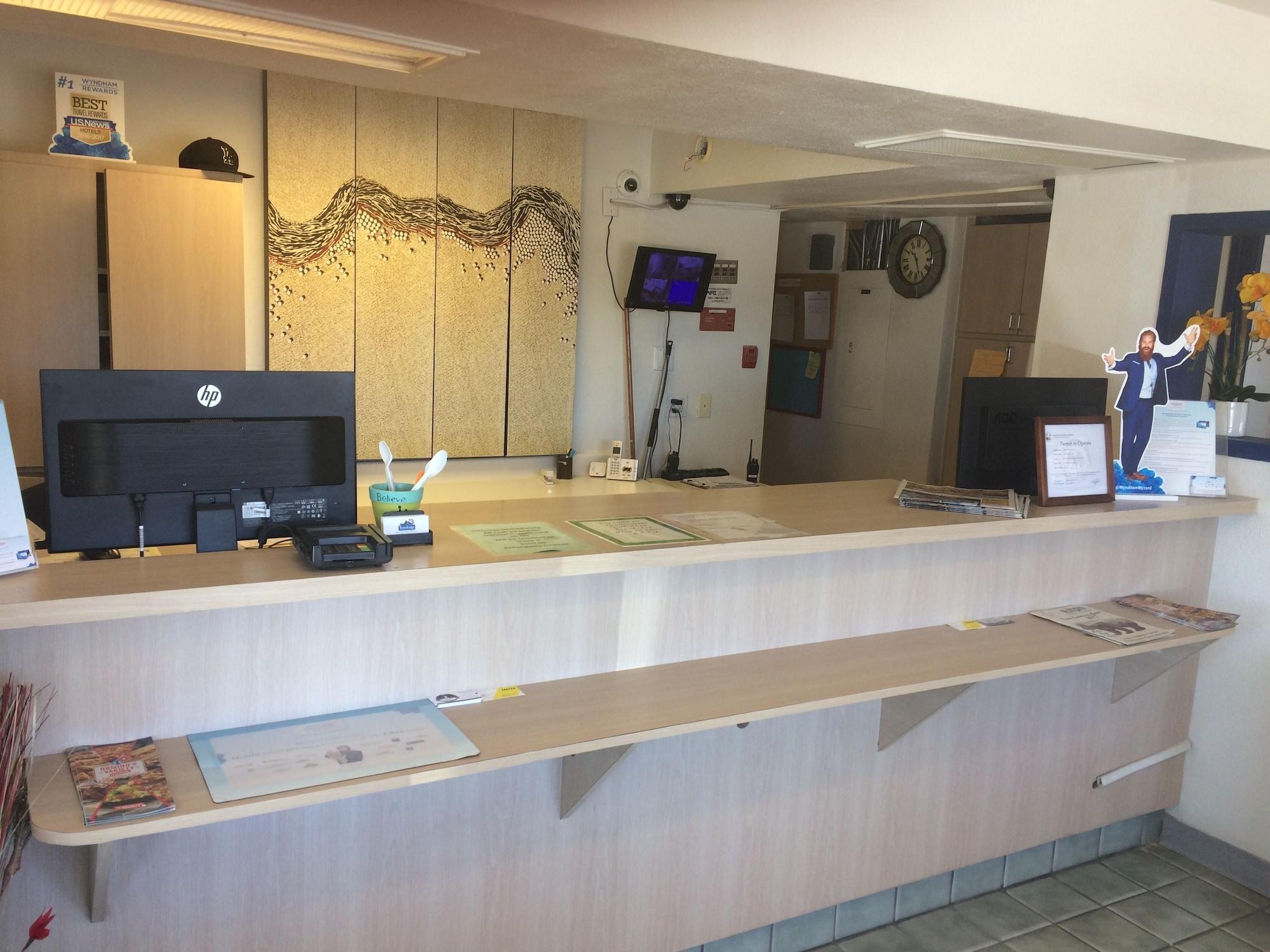 Vista Lobby Travelodge by Wyndham Raton