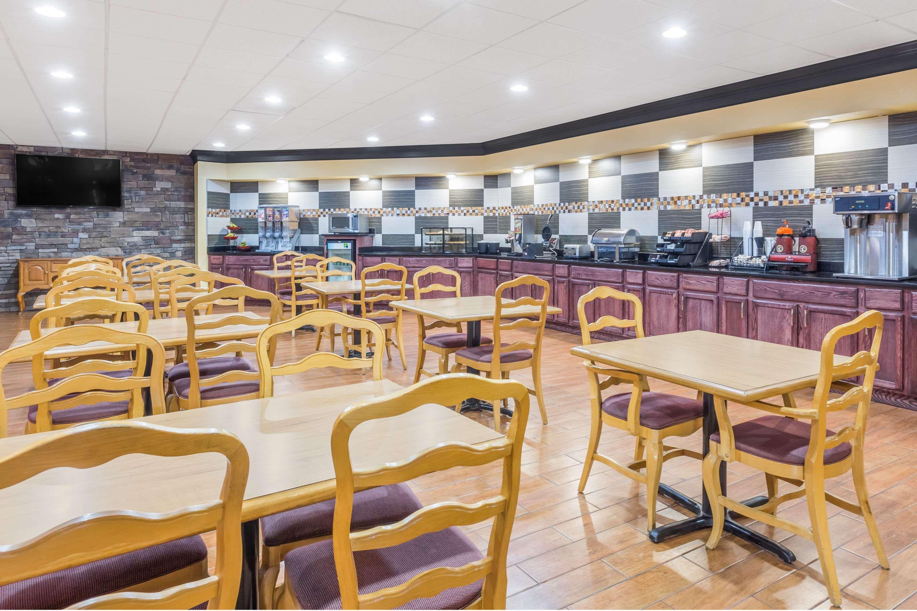 Restaurant Ramada by Wyndham Macon