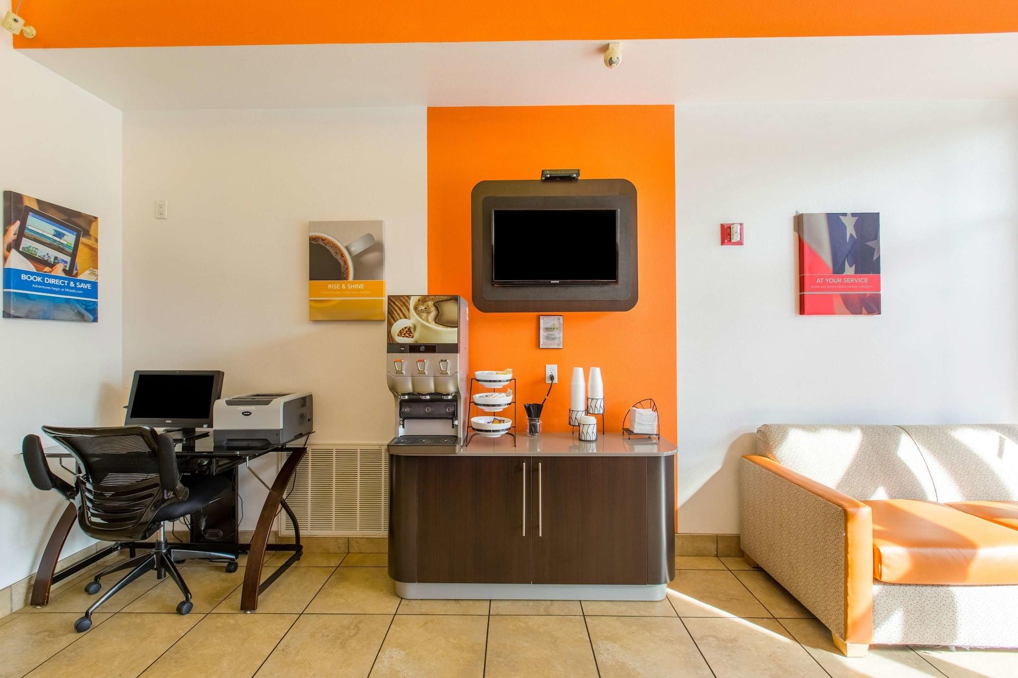 Bar/Salón Motel 6 Baraboo, WI - Lake Delton