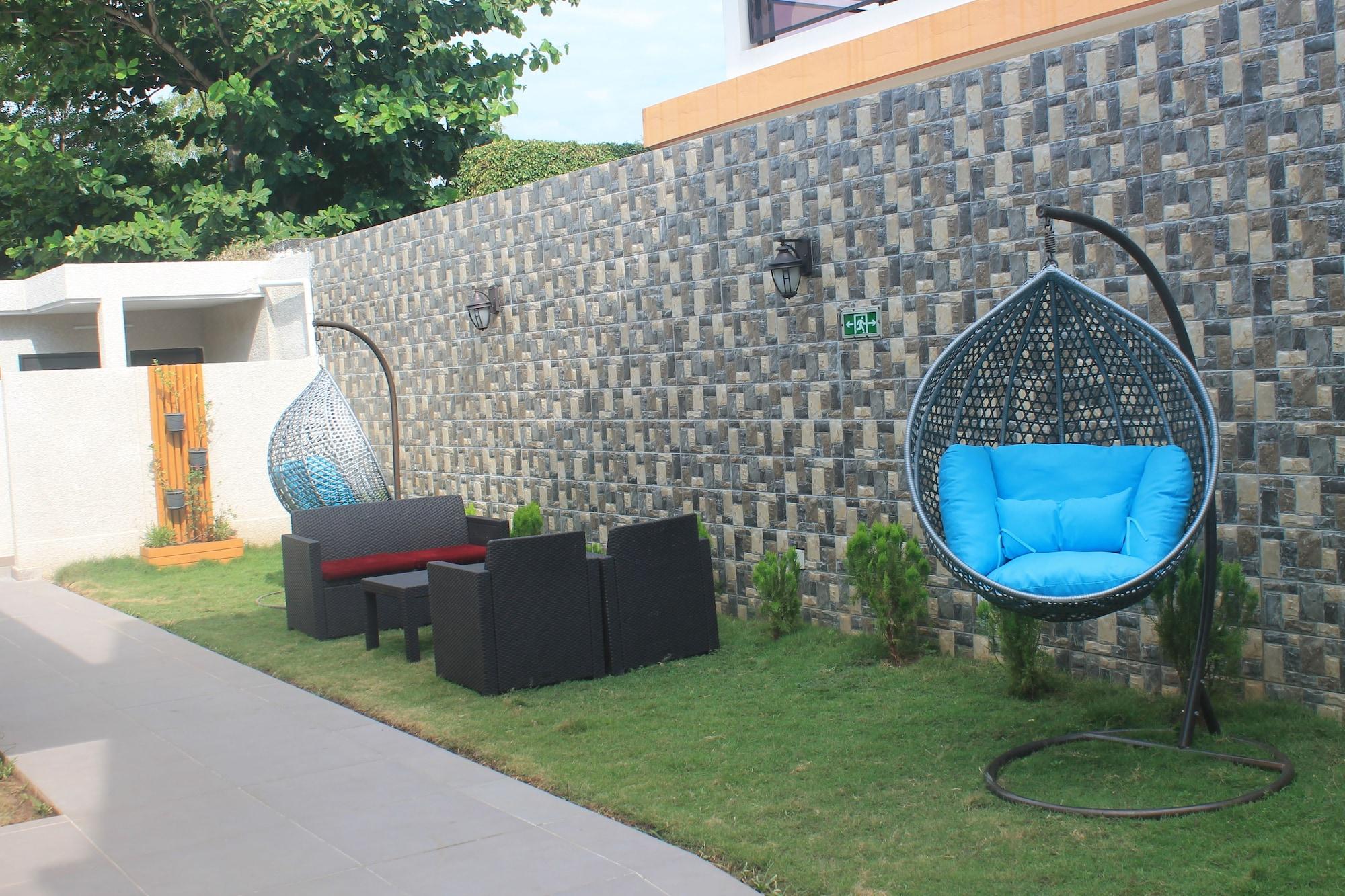 Bar/Salón Four Season GUESTHOUSE