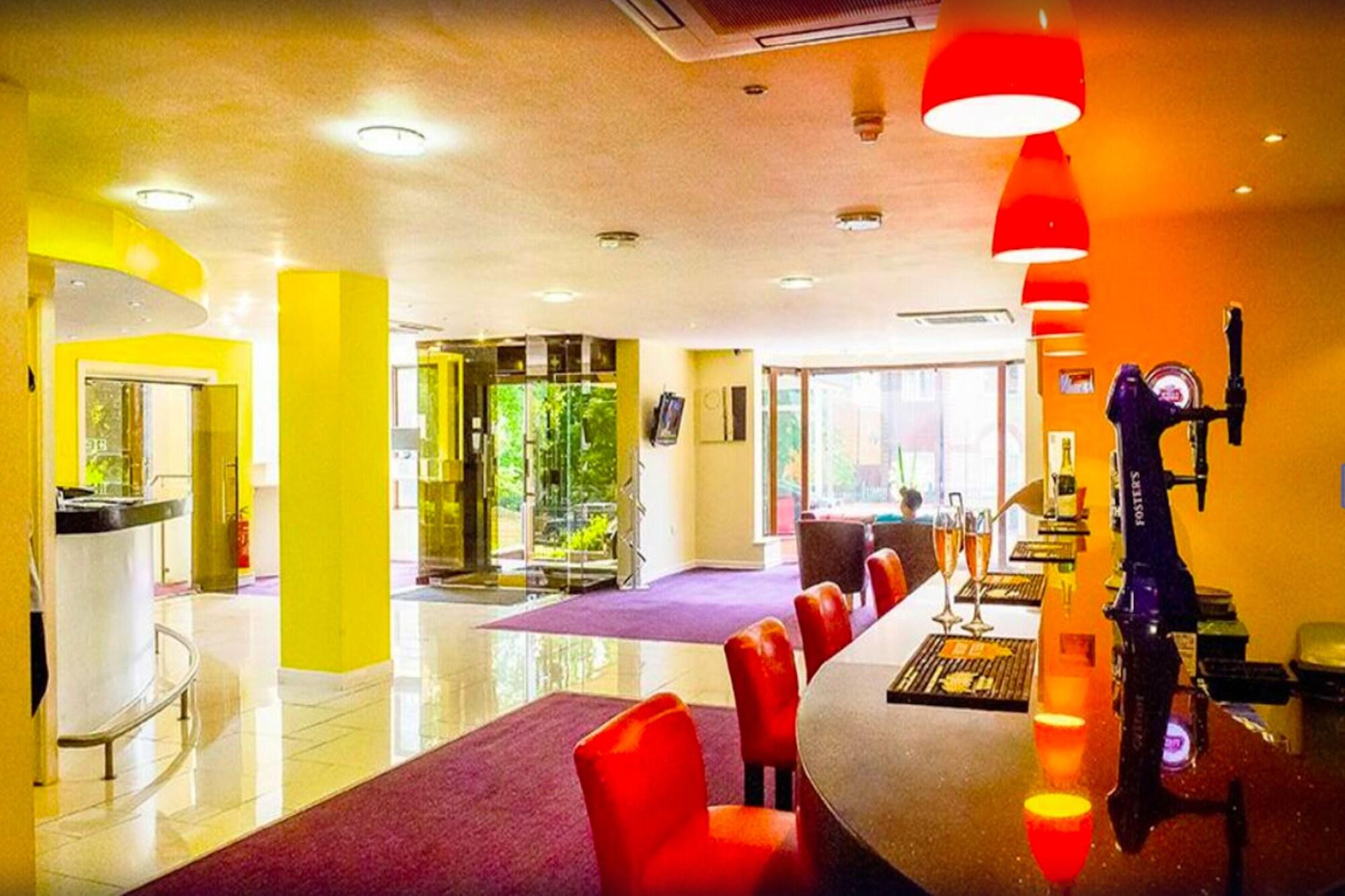 Bar/Salón Luton Hotel