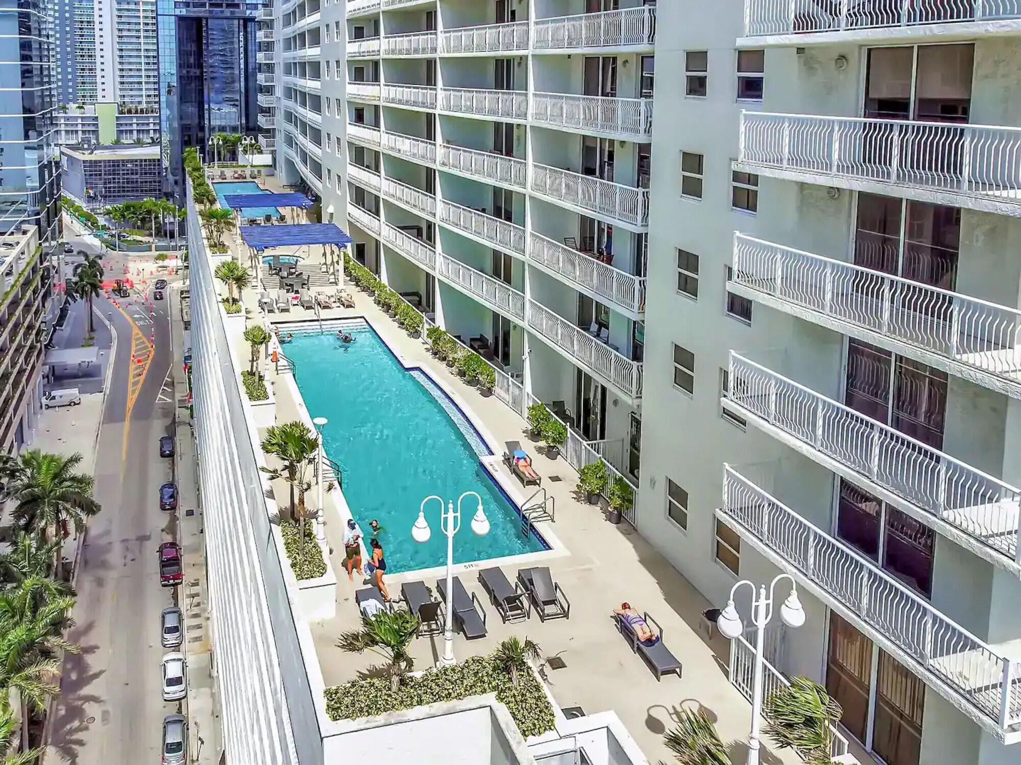 Vista Piscina OneLuxStay in the Heart of Brickell