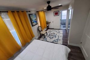 Alquiler Vacacional - Private upper level 3-bedroom oasis with AC and WiFi. (Host occupies basement)