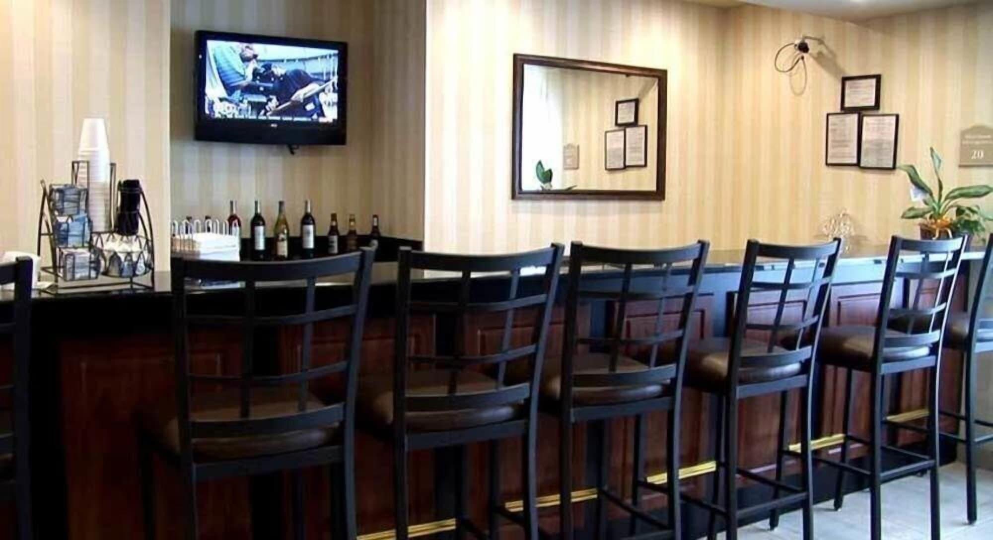 Bar/Salón Cobblestone Inn & Suites