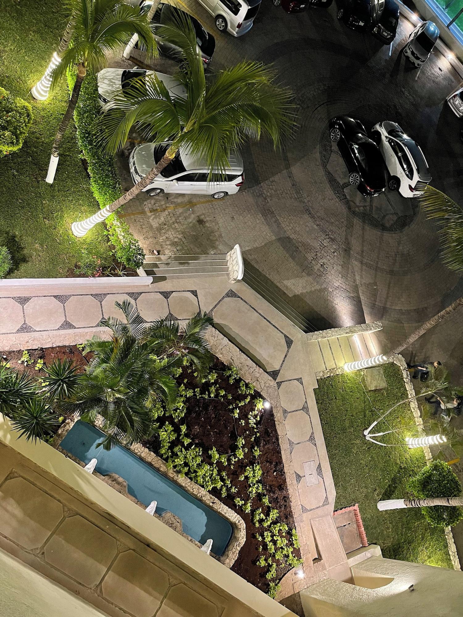 Vista Exterior Beach and Ocean Front Apartments 1