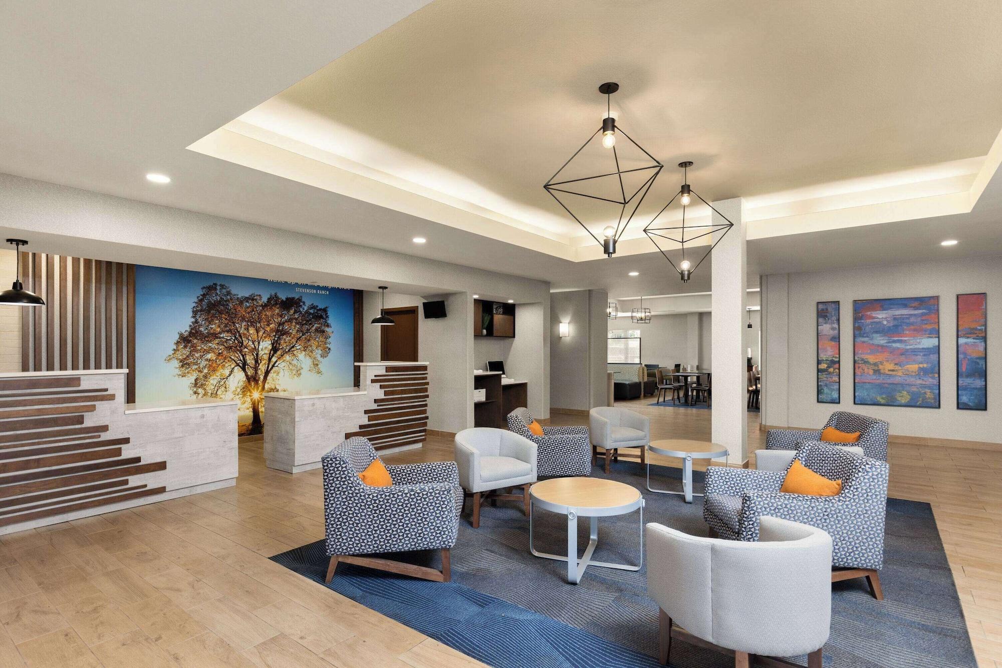 Vista Lobby La Quinta Inn & Suites by Wyndham Santa Clarita - Valencia