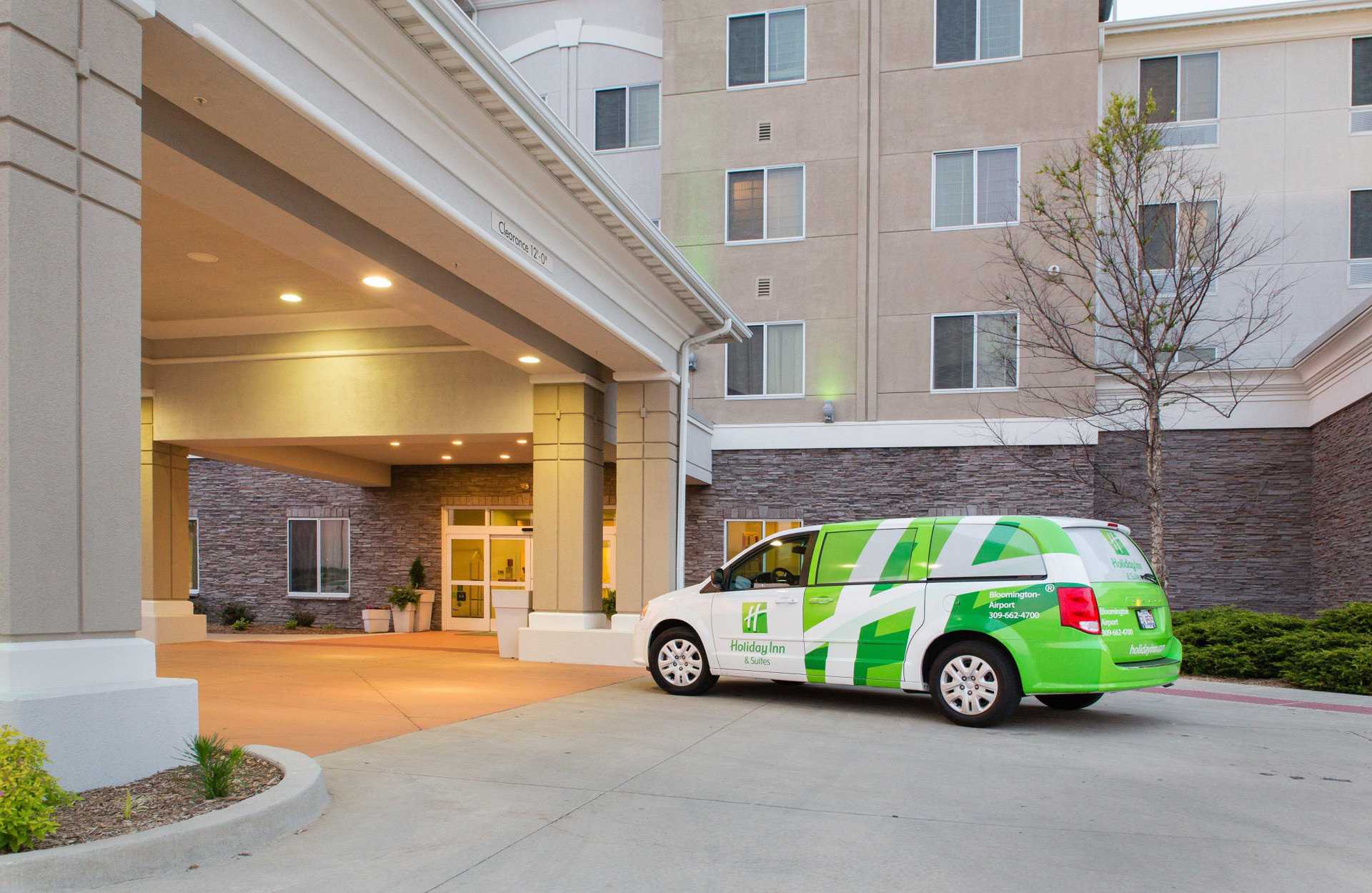 Vista Lobby Holiday Inn Bloomington-Airport by IHG