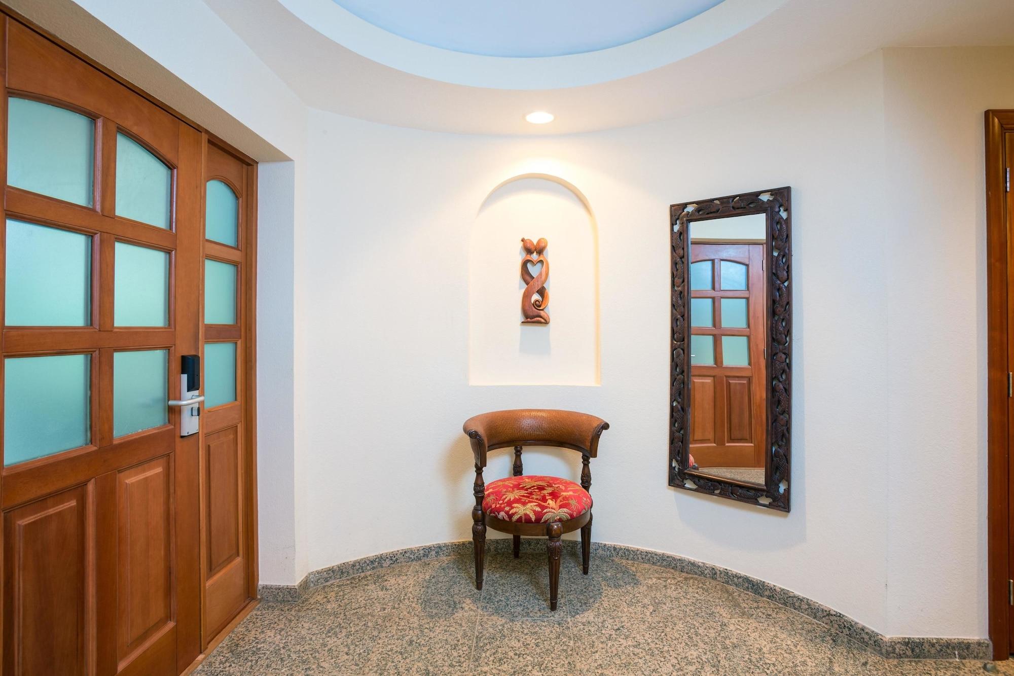 Vista Lobby Lawson Rock Yellowfish 109