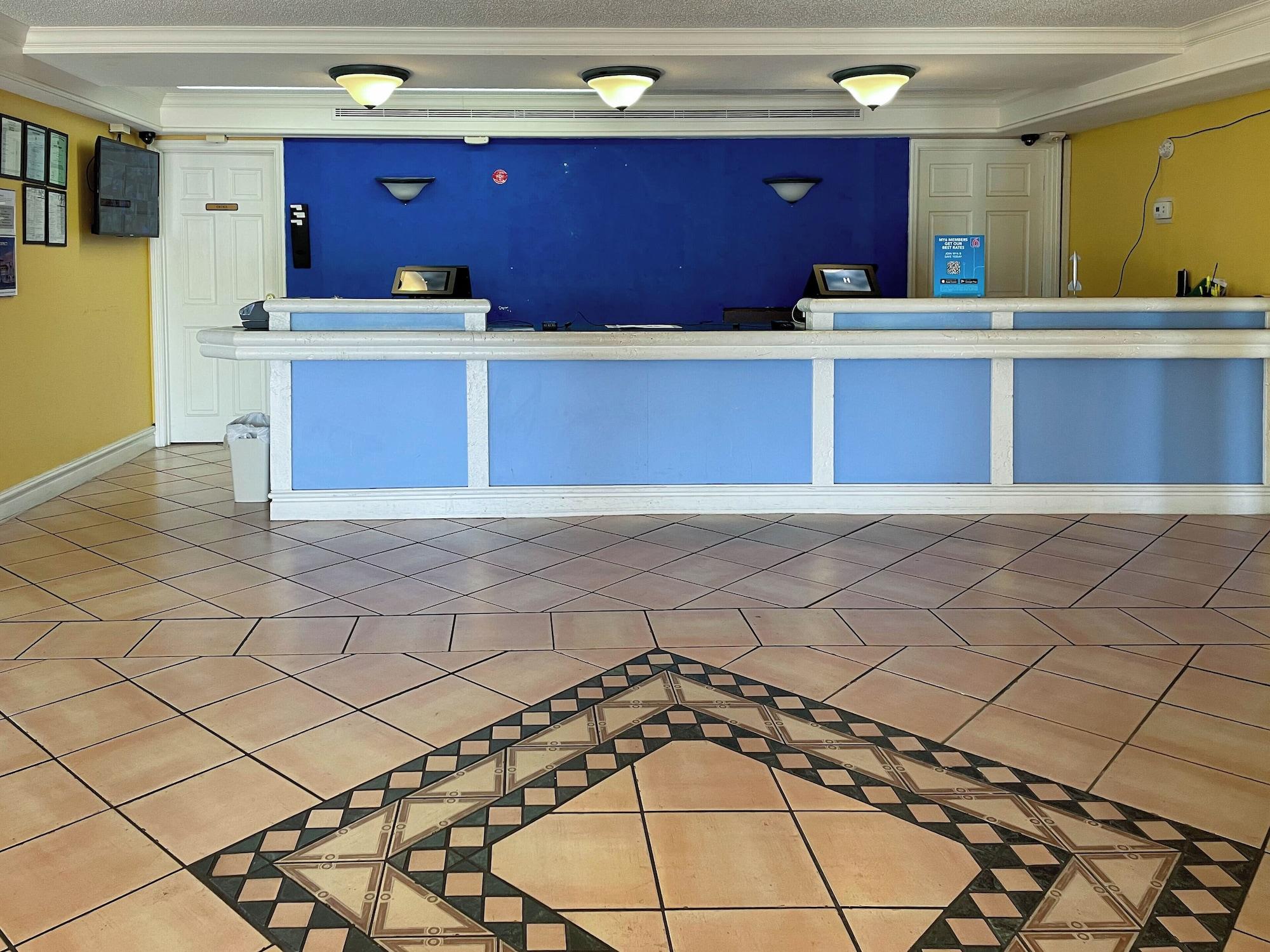 Vista Lobby Motel 6 Huntsville, AL – University Dr.
