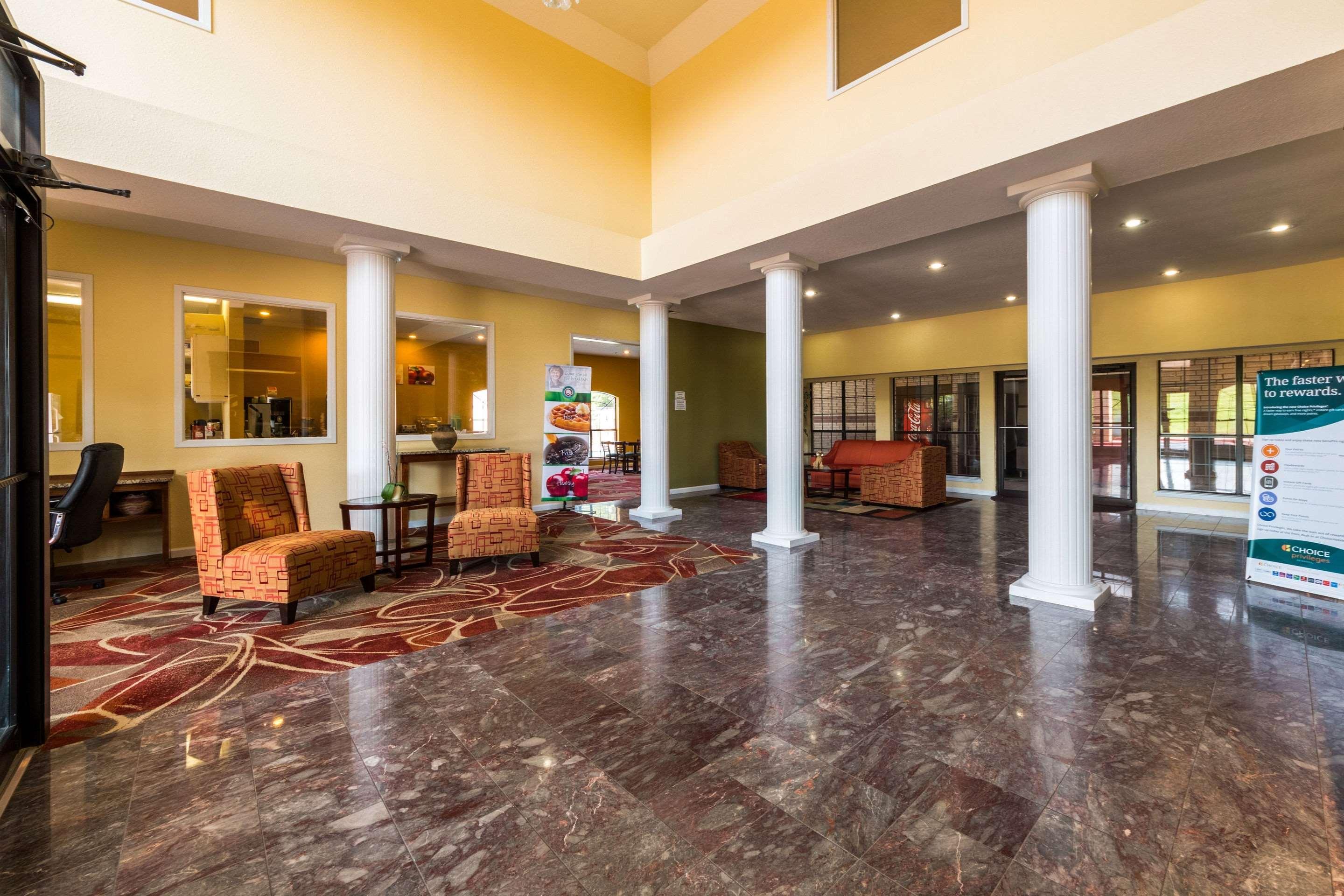 Vista Lobby Quality Inn University near Downtown