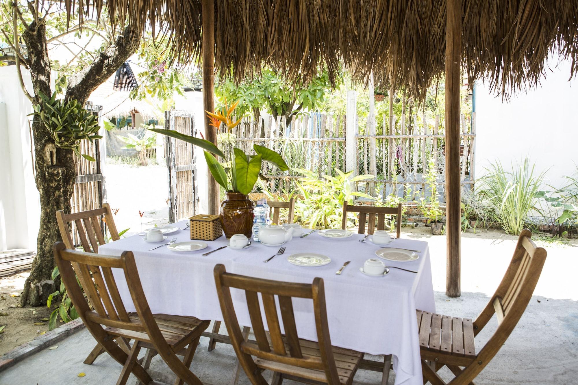 Restaurant Cashew Tree Bungalow