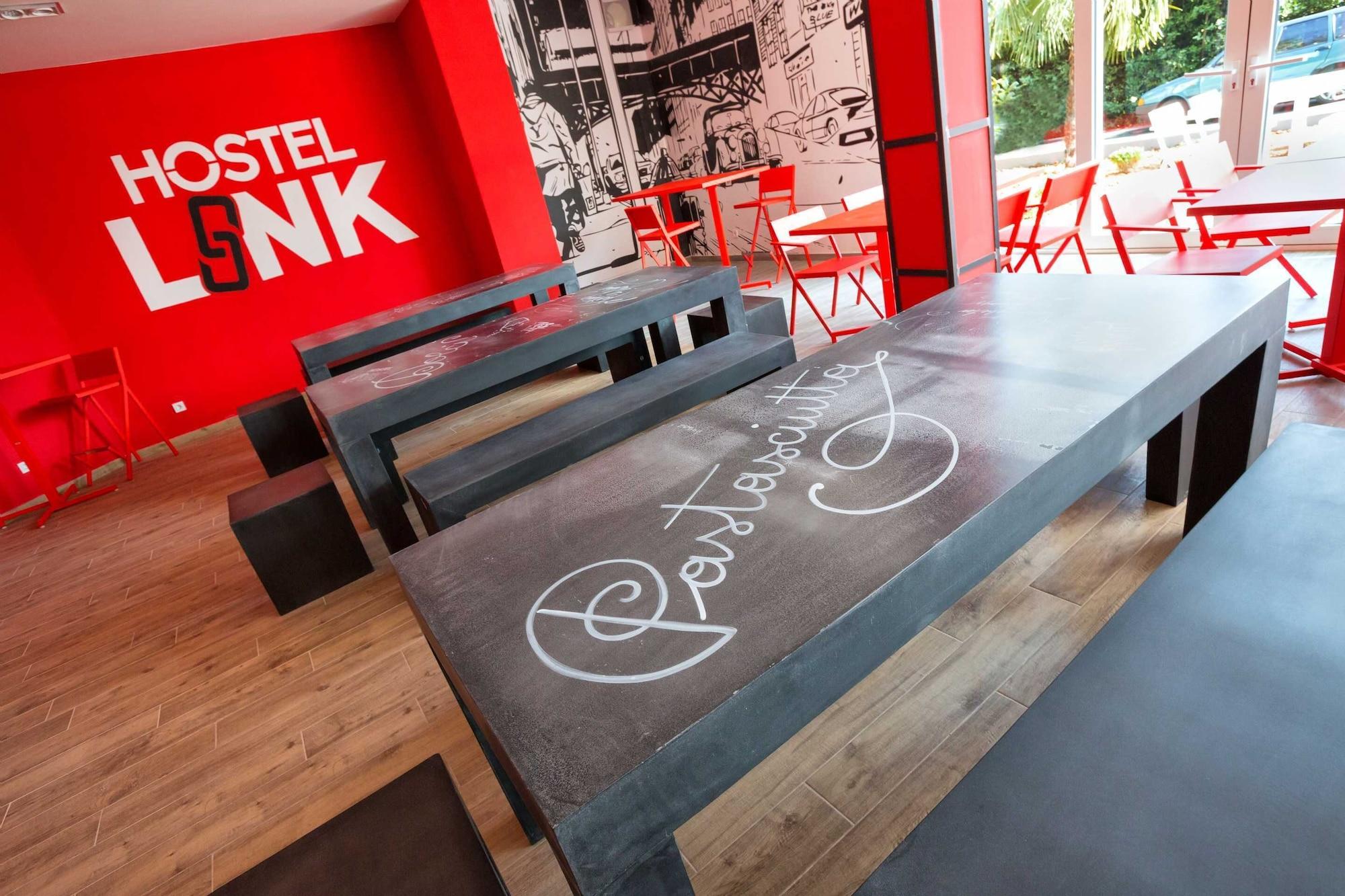 Bar/Salón Hostel Link