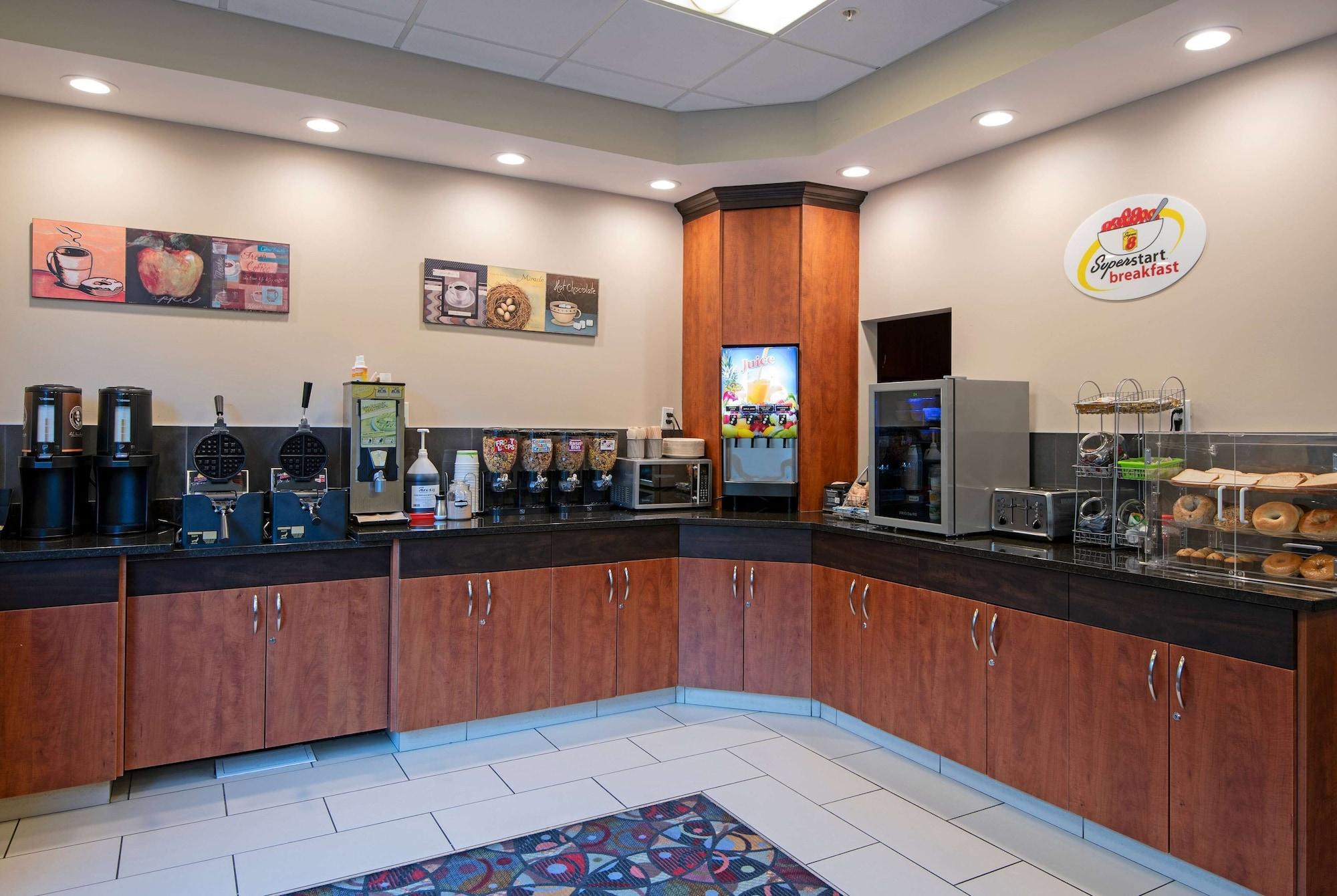 Restaurant Super 8 by Wyndham Kamloops On The Hill