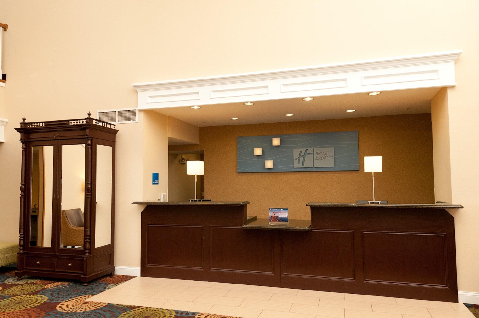 Vista Lobby Holiday Inn Express & Suites Bloomington - Normal by IHG