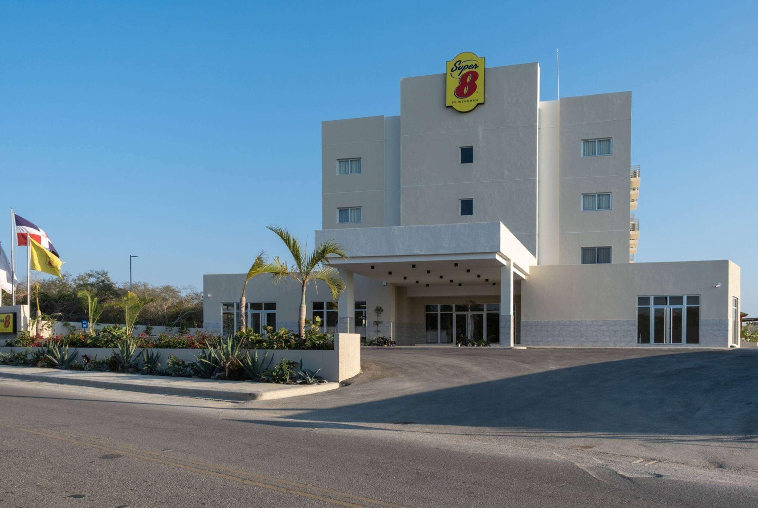 Vista Exterior Super 8 By Wyndham Manzanillo