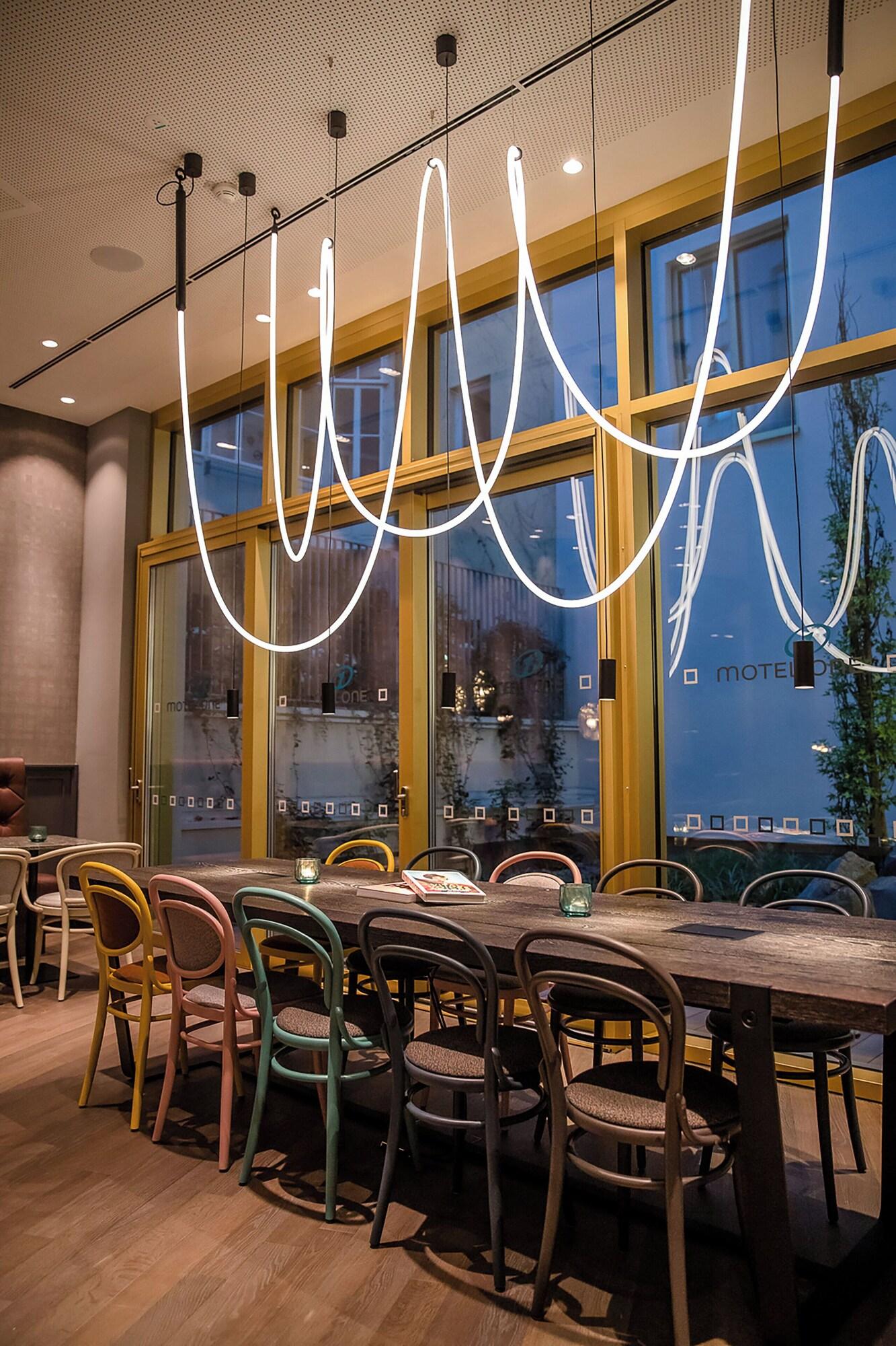 Bar/Salón Motel One Graz