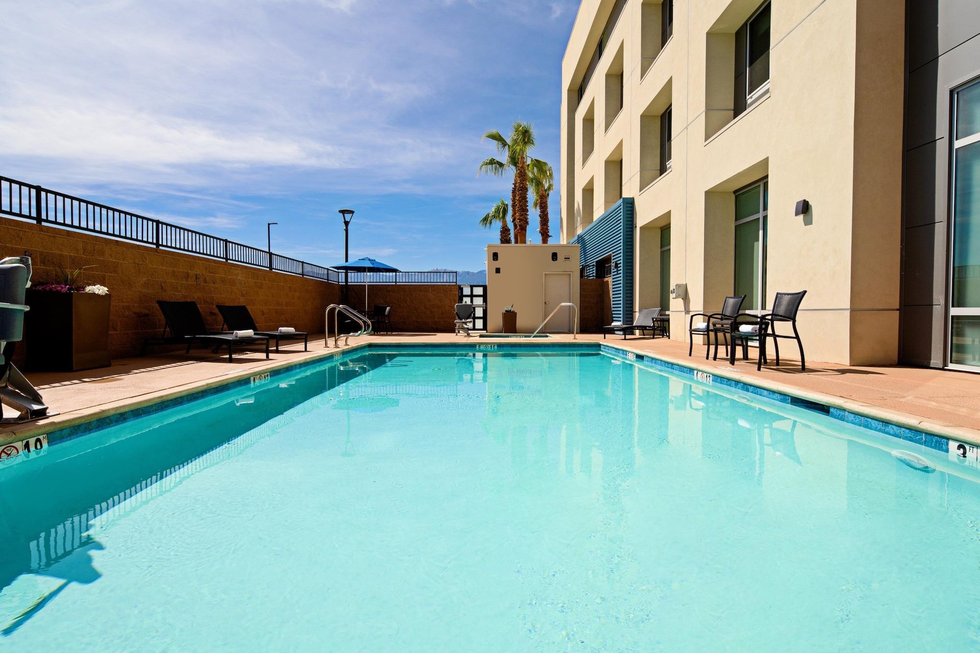 Vista Piscina Holiday Inn Express & Suites Palm Desert -  Millennium by IHG