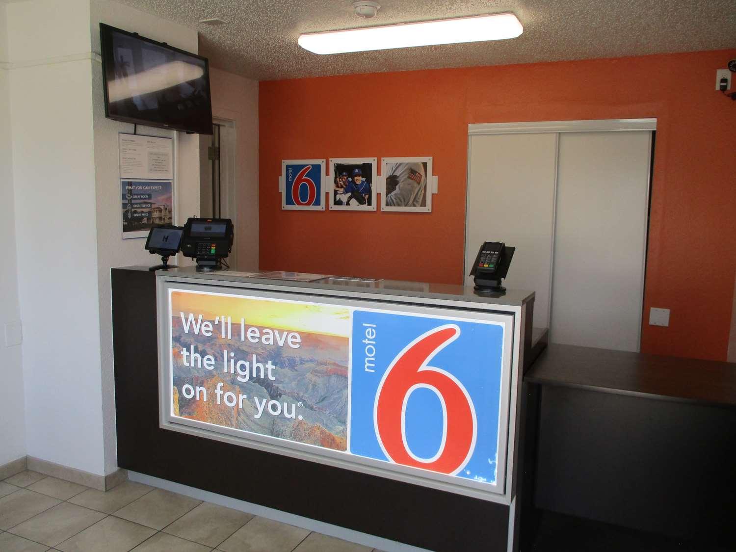 Vista Lobby Motel 6 Austin, TX - North Central