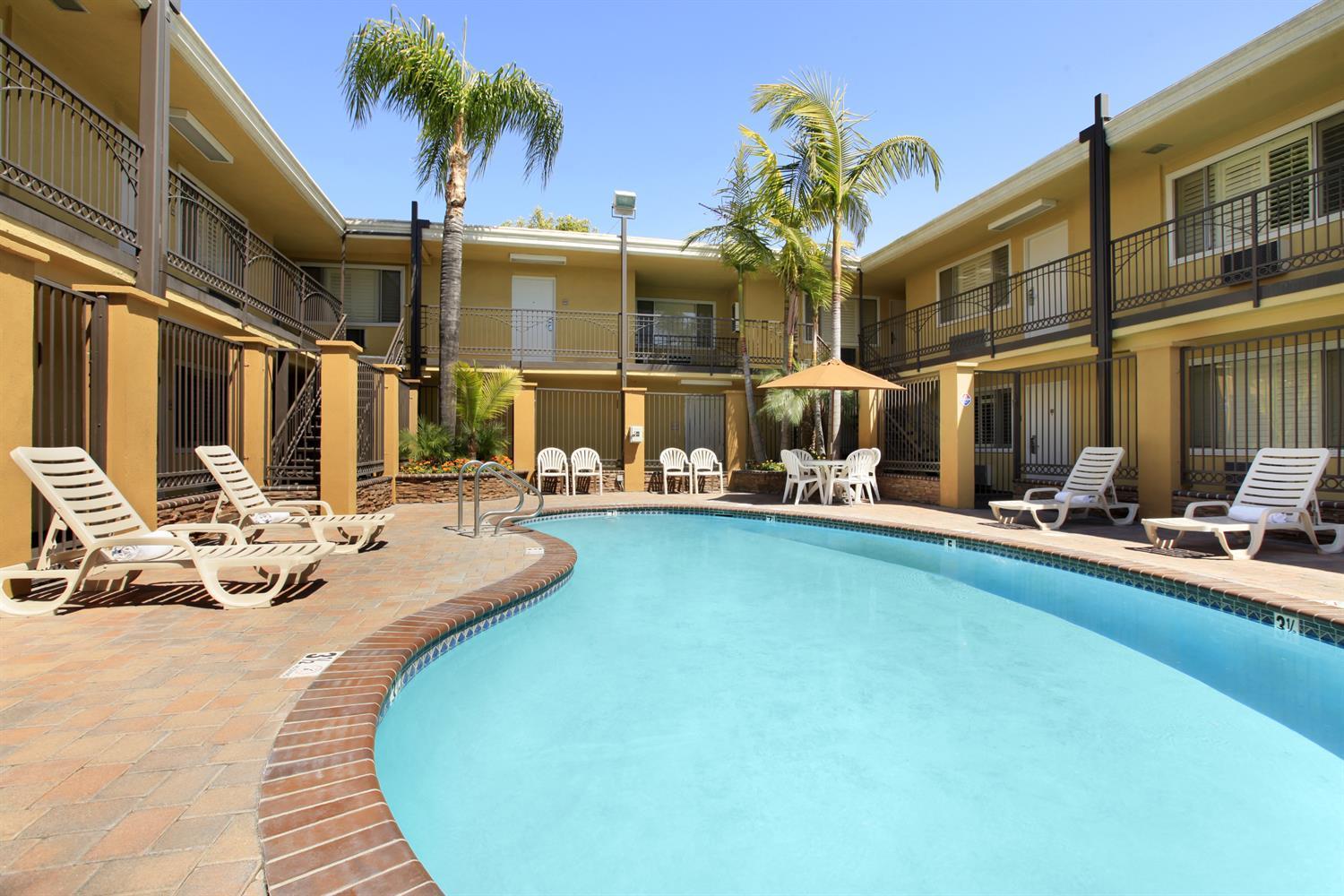 Vista da fachada Del Sol Inn - Anaheim Resort