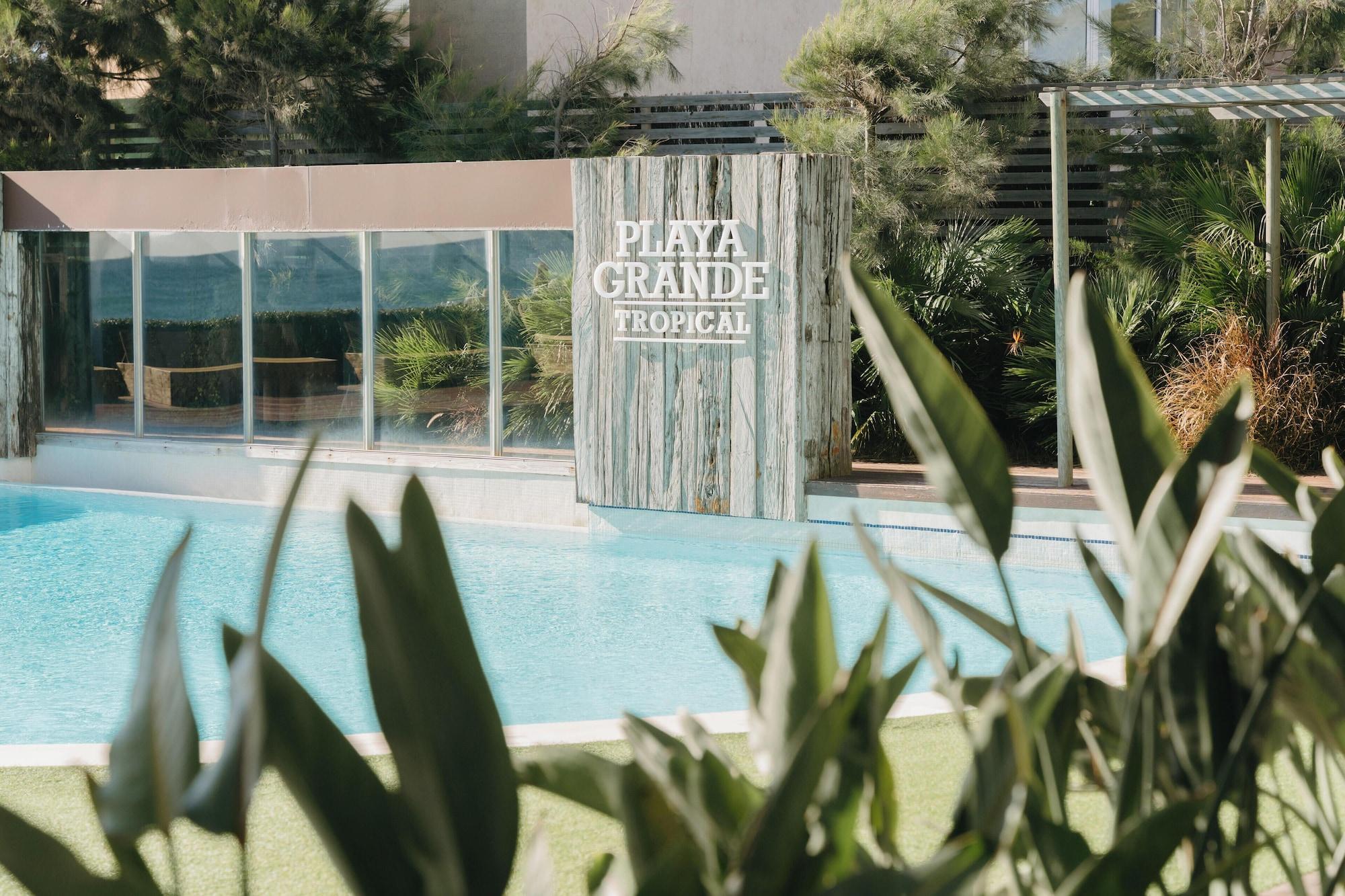 Vista Piscina Playa Grande by Tropical