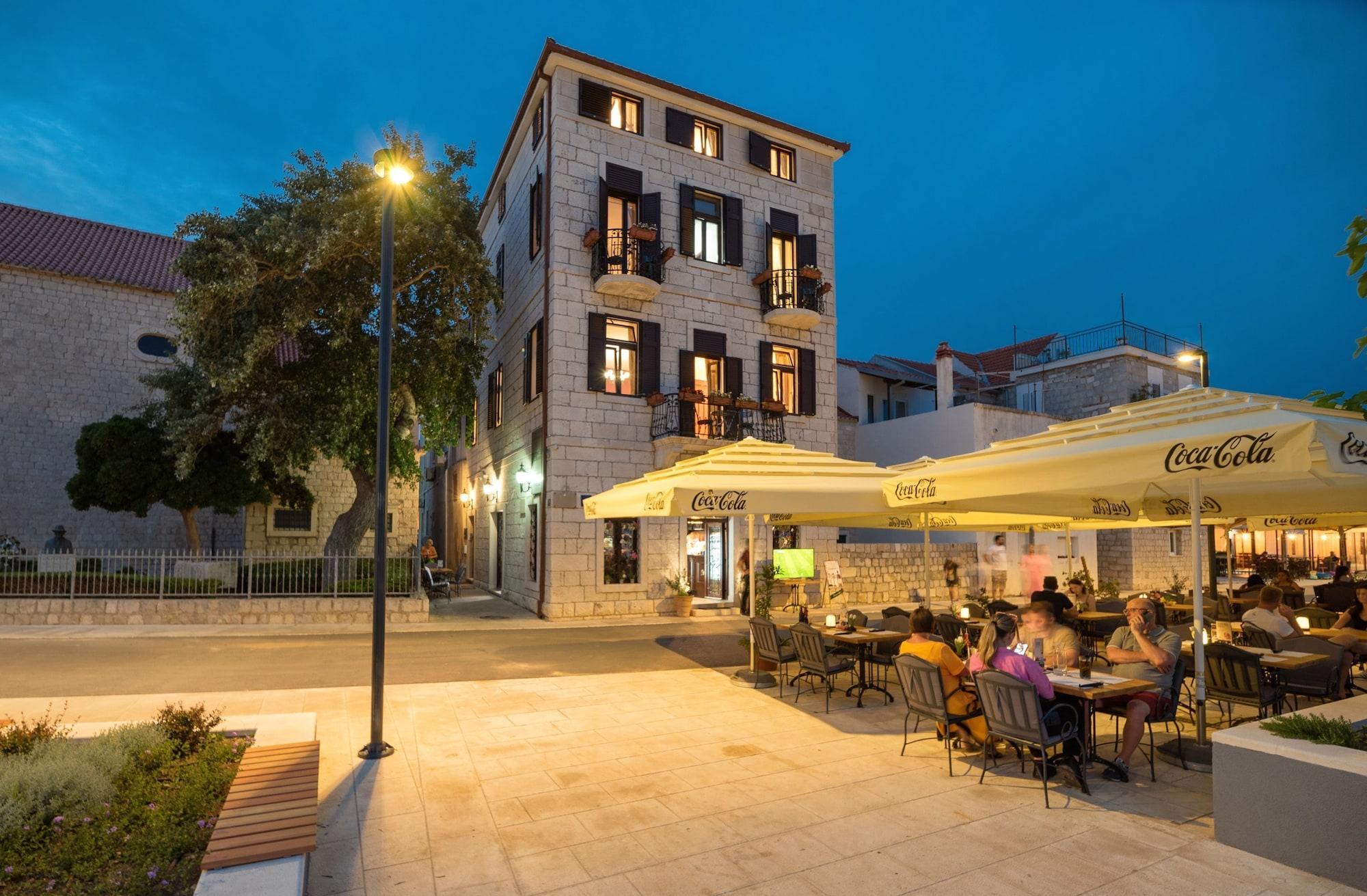 Varios Luxury Apartment Perko