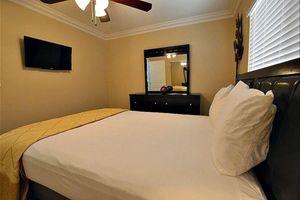 Alquiler Vacacional - POOL/JACUZZI/HUGE FURNISHED BACKYARD/POOL TABLE/MINI GOLF/PLAY PLACE/PING PONG T