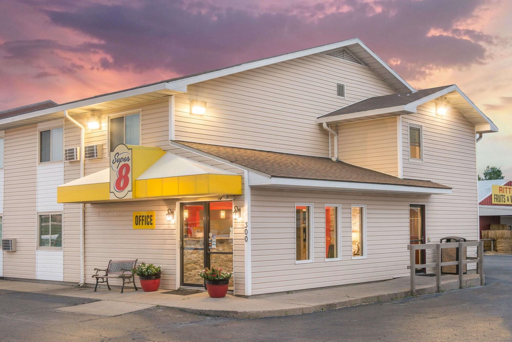 Vista Exterior Super 8 by Wyndham Moberly MO