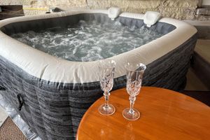 Alquiler Vacacional - 1827 Waterfront Mansion, Hot Tub, Fireplace, Huge Deck-River Overlook, fast WiFi