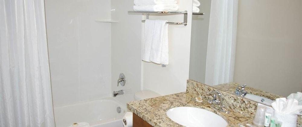 Baño Duchesne Suites
