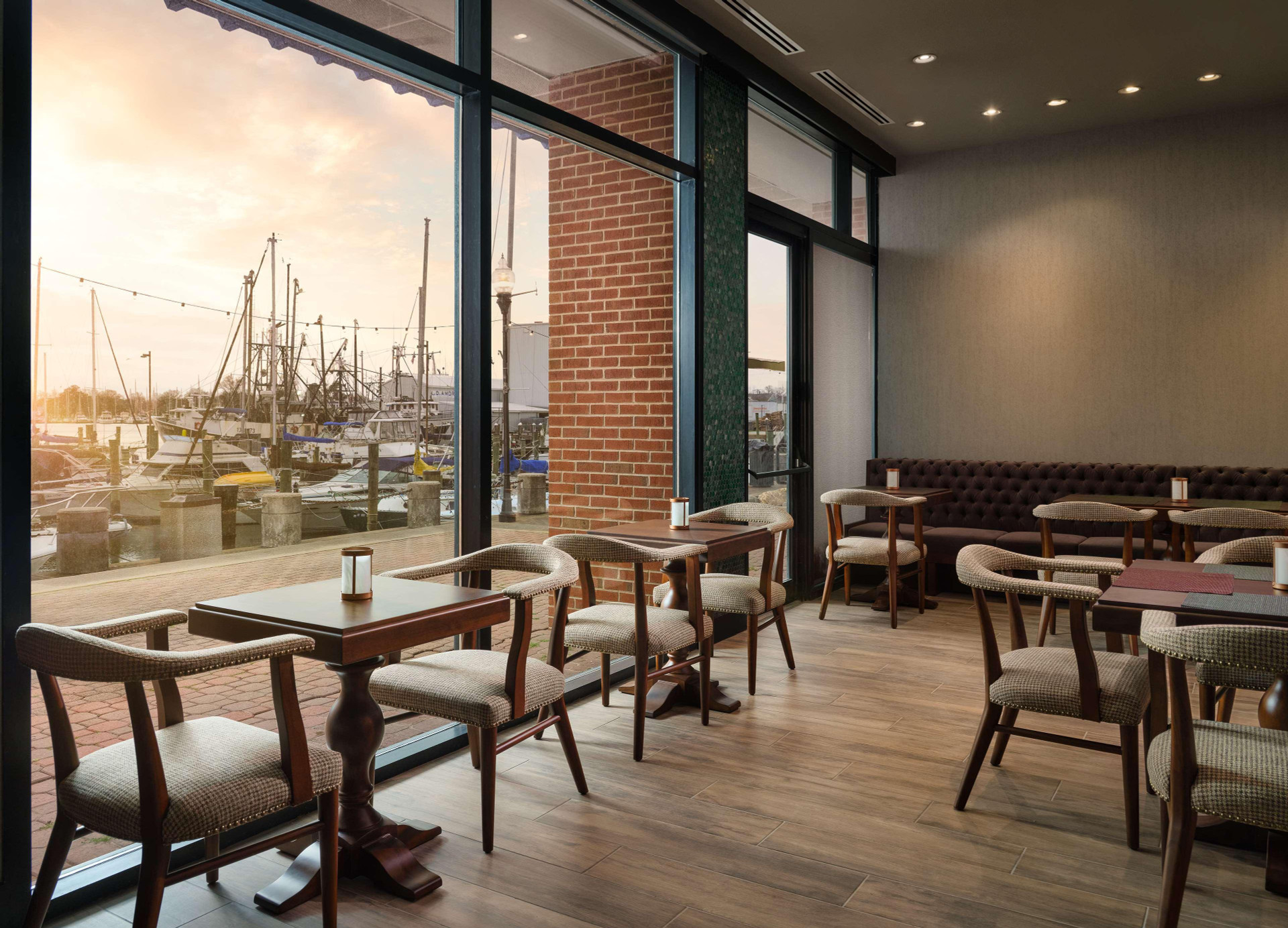 Restaurant The Landing at Hampton Marina, Tapestry Collection by Hilton