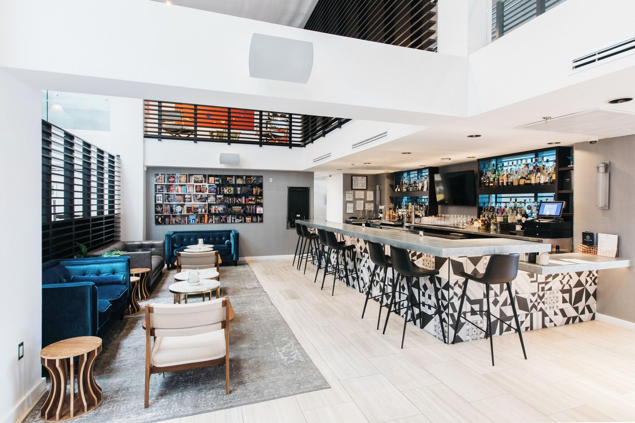 Bar/Salón Stanton House