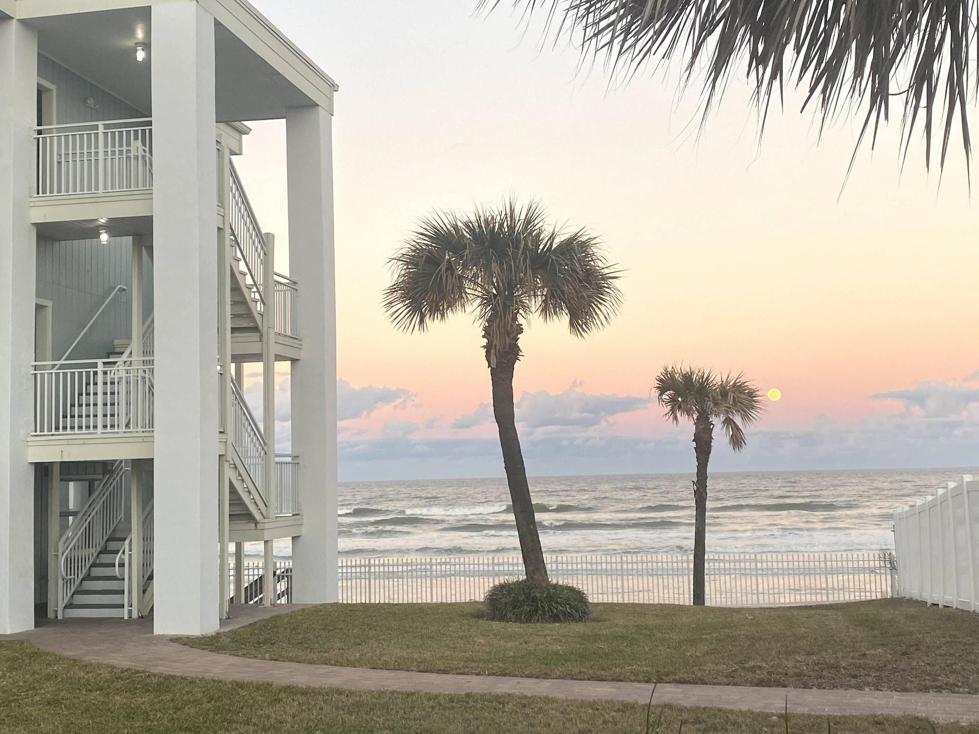 Vista Exterior Coastal Waters Inn