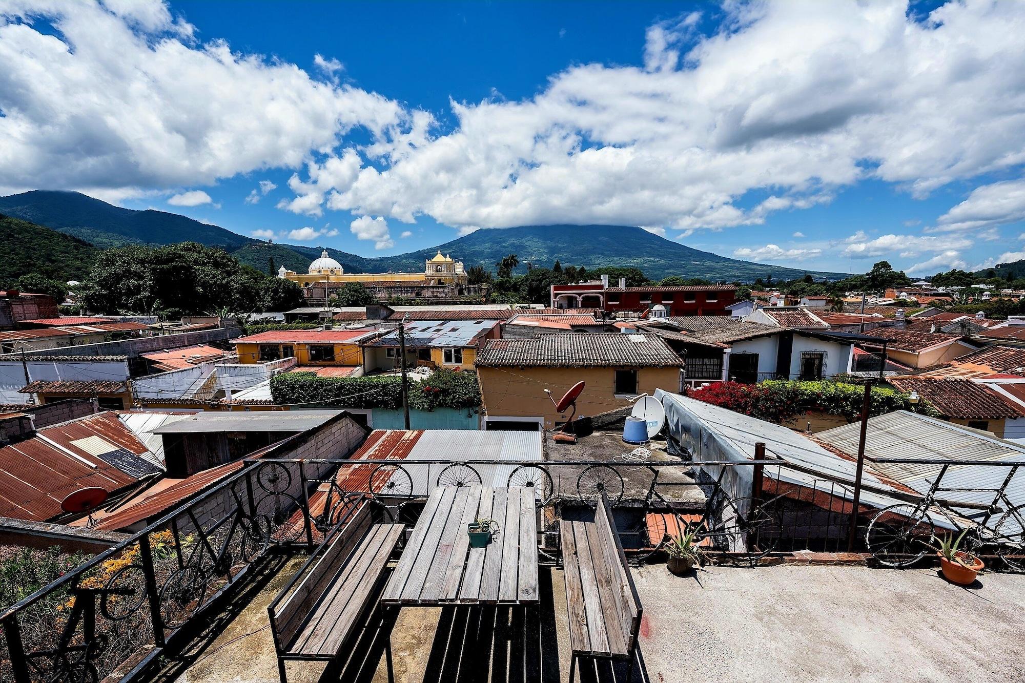 Varios Amura Hostel