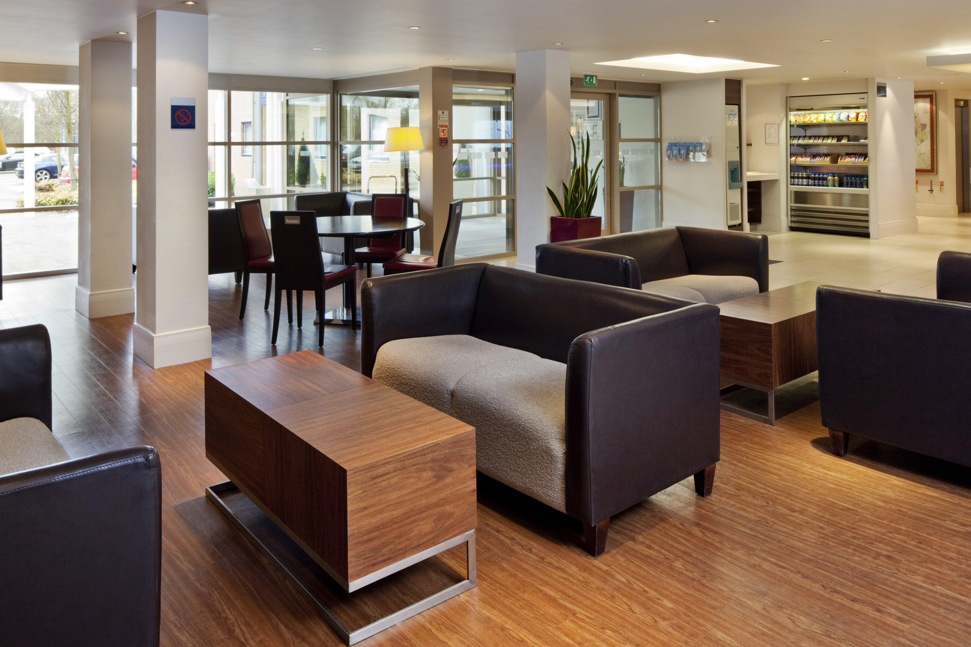 Vista Lobby Holiday Inn Express Milton Keynes by IHG