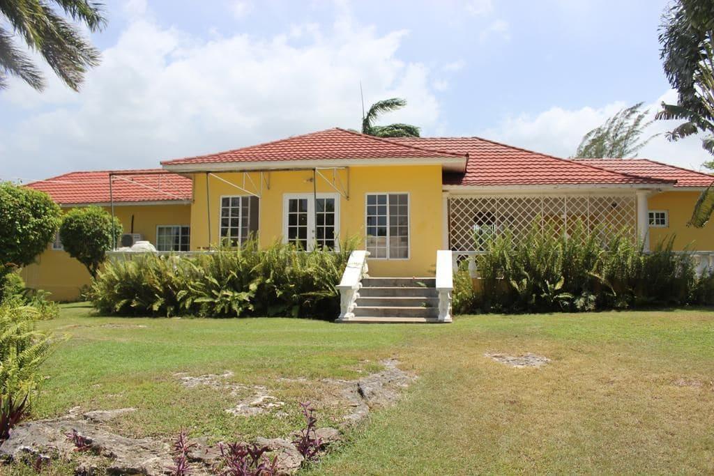 Vista Exterior Villa Loyola