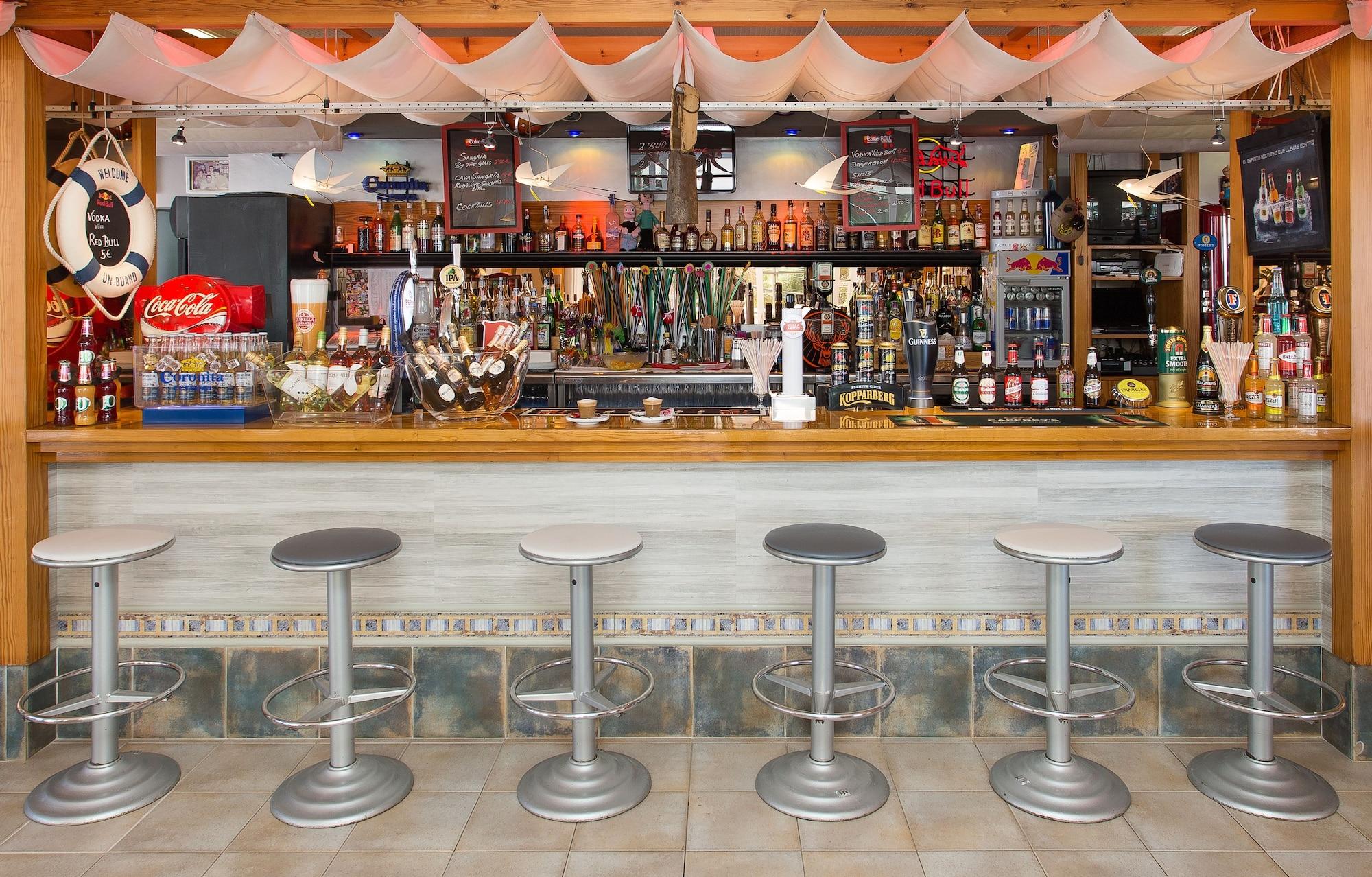 Bar/Salón Apartamentos Typic Art