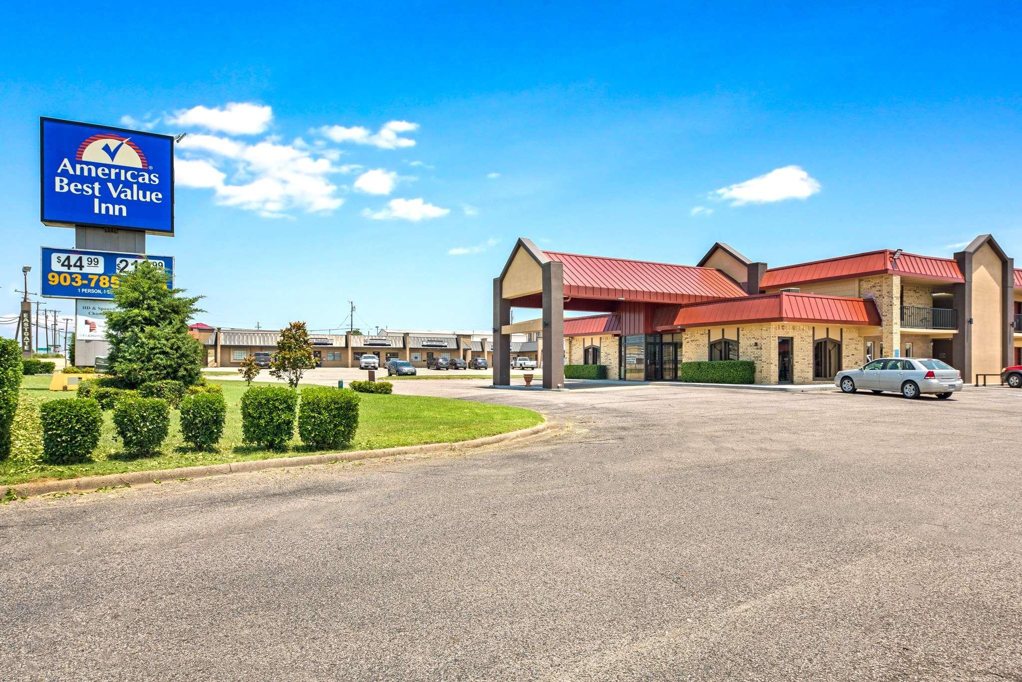 Vista Exterior Americas Best Value Inn Paris